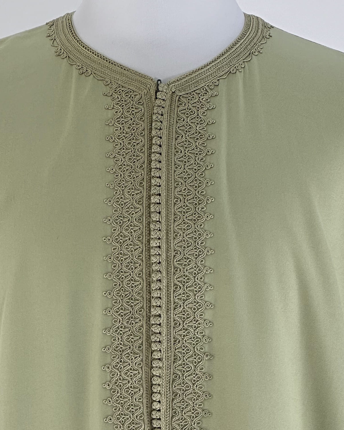 mannequin portant caftan homme matiere gabardine de couleur vert-pastel avec un travail entierement fait main vue motifs