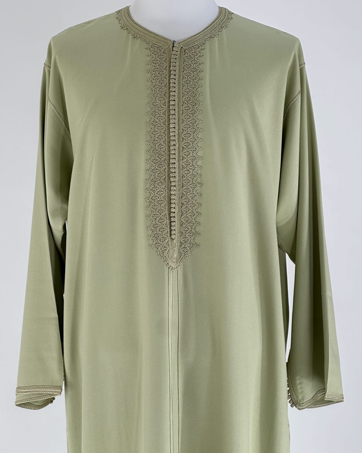 mannequin portant caftan homme matiere gabardine de couleur vert-pastel avec un travail entierement fait main vue face-rapprochee
