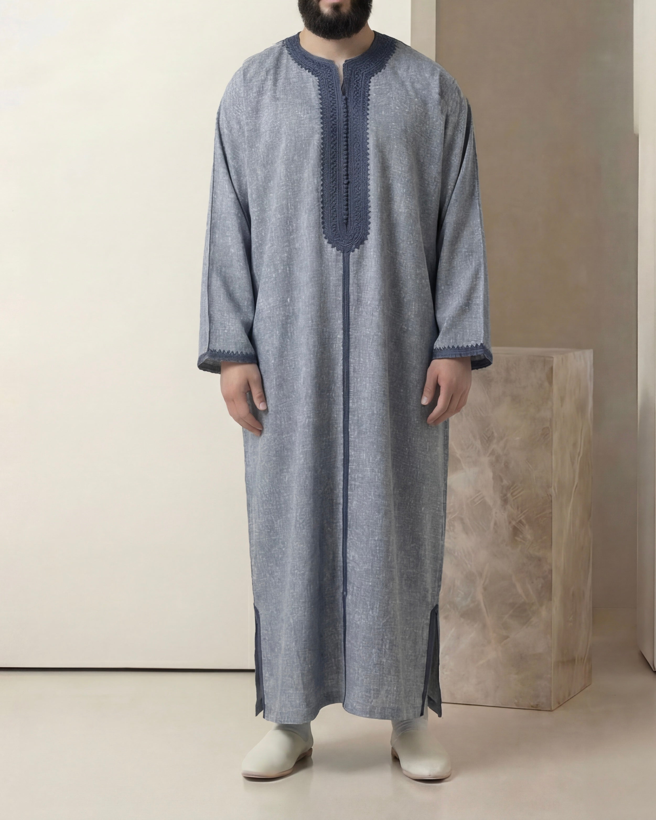 mannequin portant caftan homme matiere lin de couleur bleu avec un travail entierement fait main vue entiere