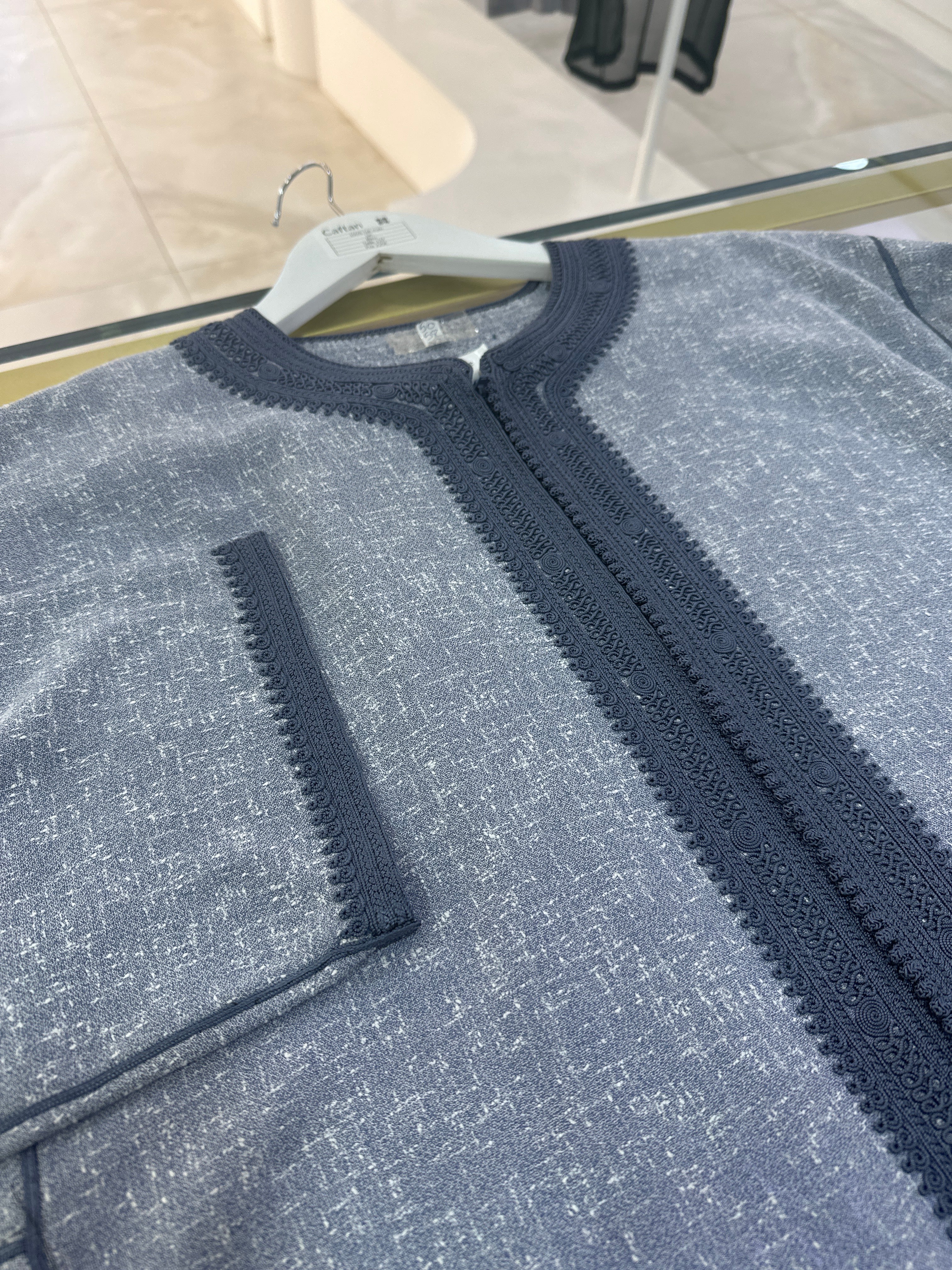 mannequin portant caftan homme matiere lin de couleur bleu avec un travail entierement fait main vue motifs