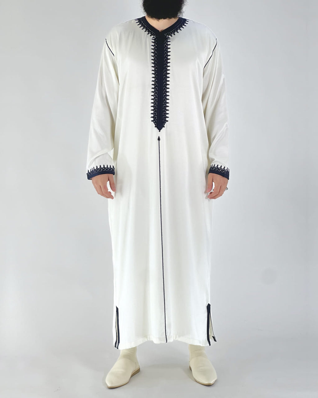 mannequin portant caftan homme matiere mlifa de couleur blanc-et-bleu avec un travail finition faite main vue entiere