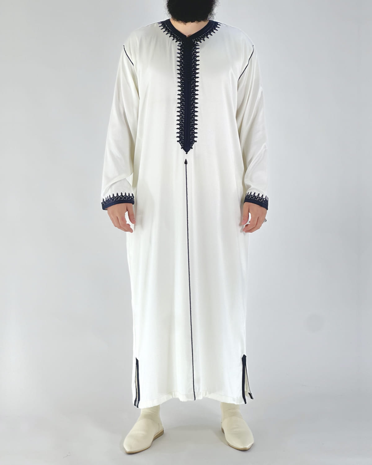 mannequin portant caftan homme matiere mlifa de couleur blanc-et-bleu avec un travail finition faite main vue entiere