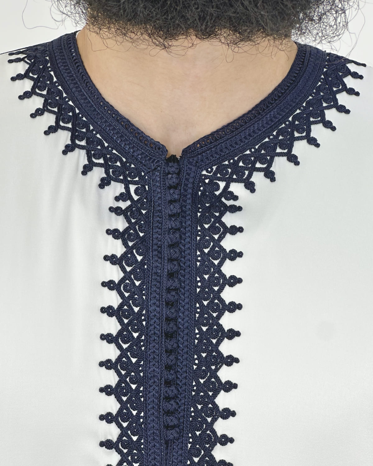 mannequin portant caftan homme matiere mlifa de couleur blanc-et-bleu avec un travail finition faite main vue motifs