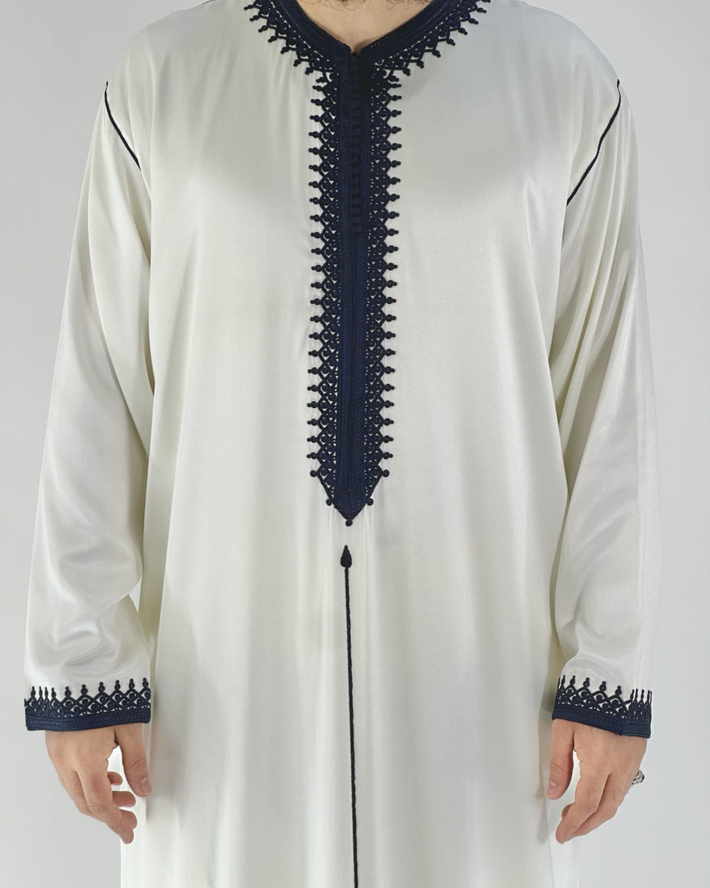 mannequin portant caftan homme matiere mlifa de couleur blanc-et-bleu avec un travail finition faite main vue face-rapprochee