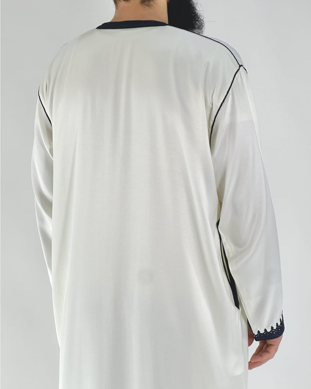 mannequin portant caftan homme matiere mlifa de couleur blanc-et-bleu avec un travail finition faite main vue dos