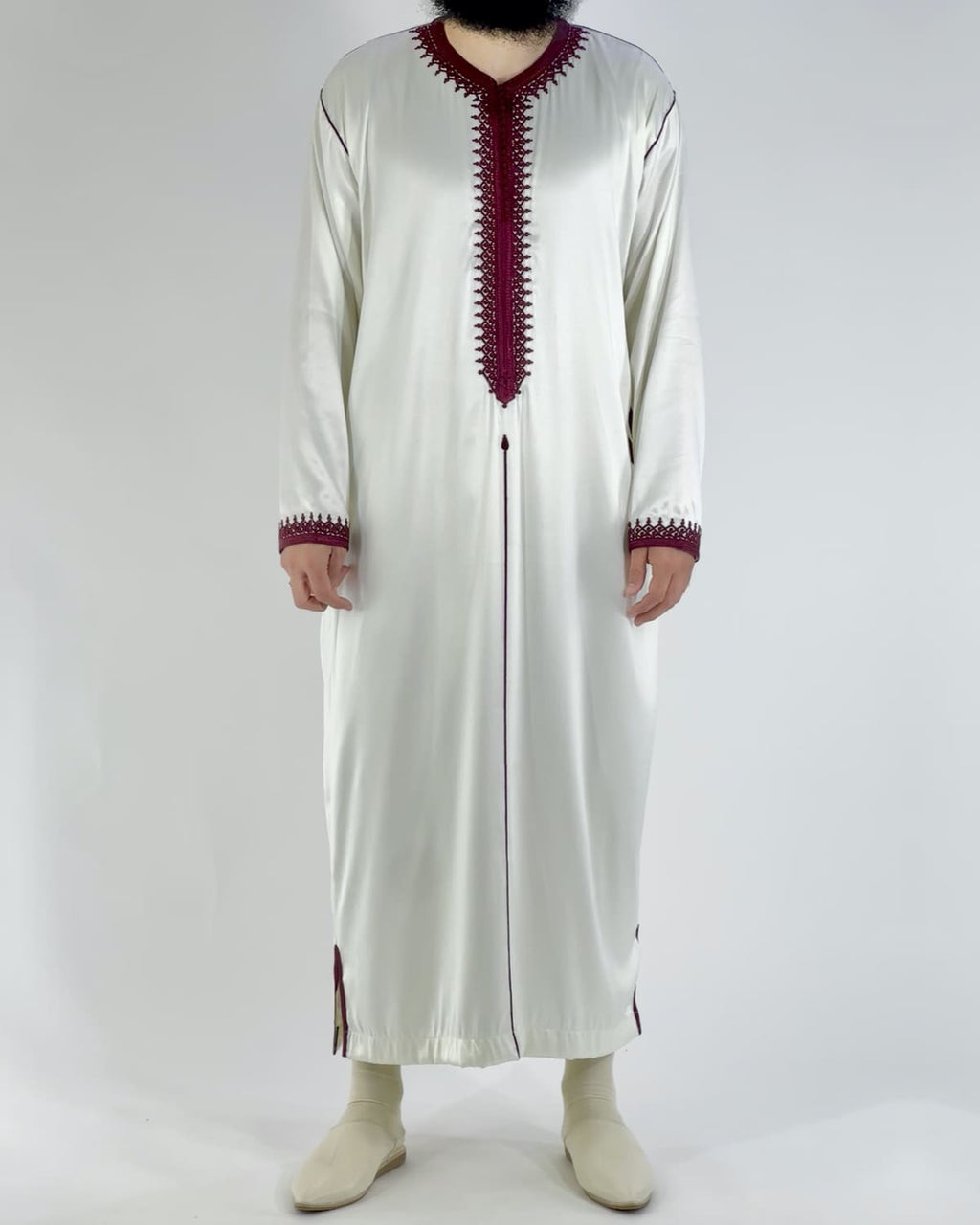 mannequin portant caftan homme matiere mlifa de couleur blanc-et-rouge avec un travail finition faite main vue entiere
