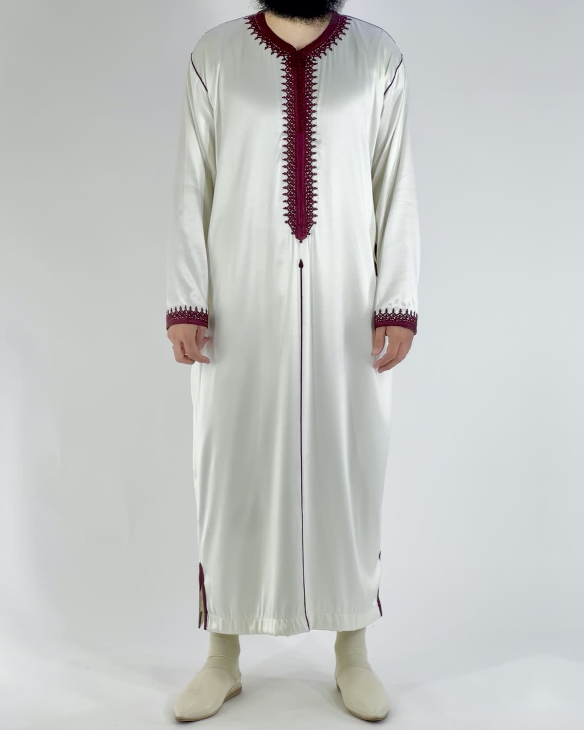 mannequin portant caftan homme matiere mlifa de couleur blanc-et-rouge avec un travail finition faite main vue entiere