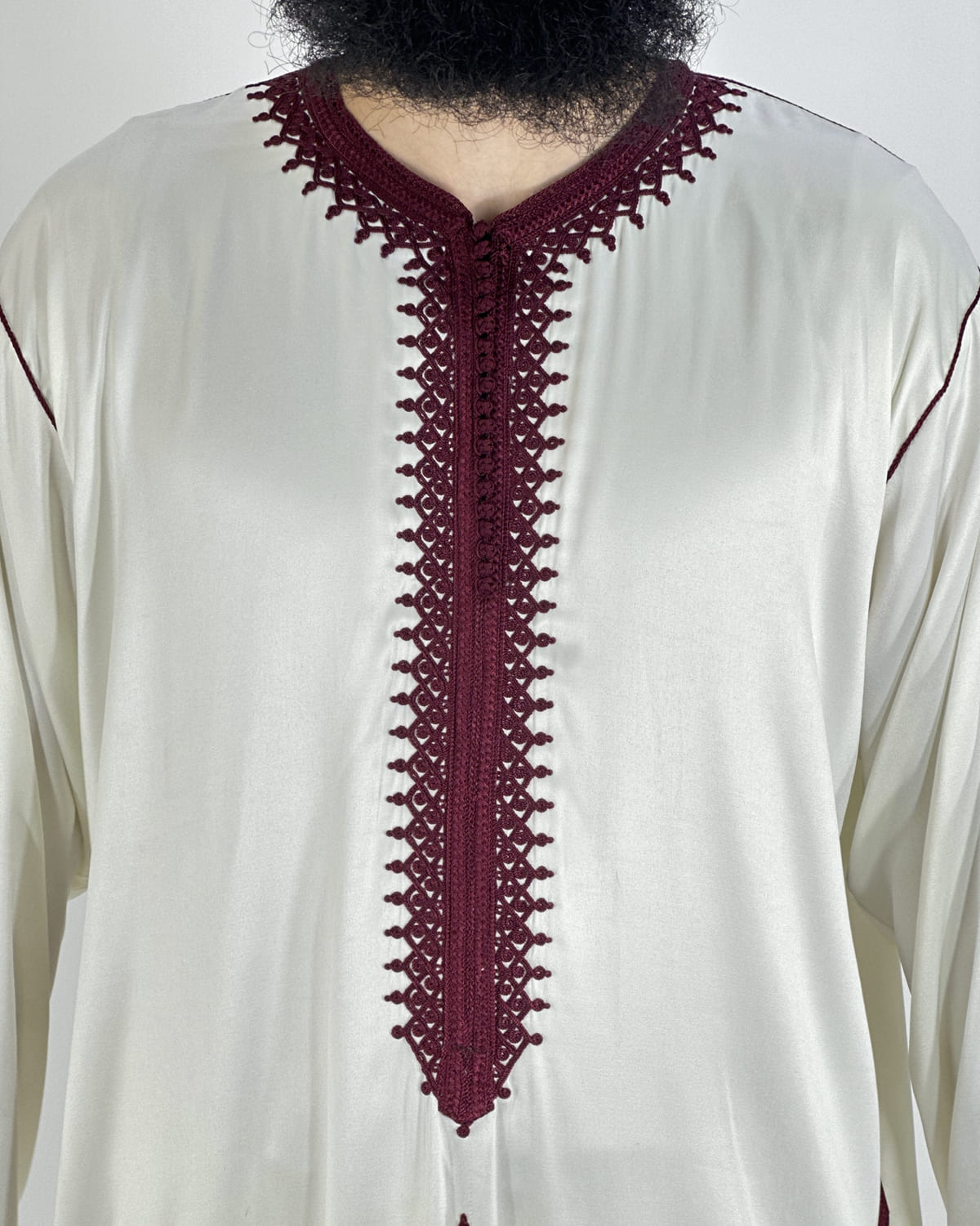 mannequin portant caftan homme matiere mlifa de couleur blanc-et-rouge avec un travail finition faite main vue face-rapprochee