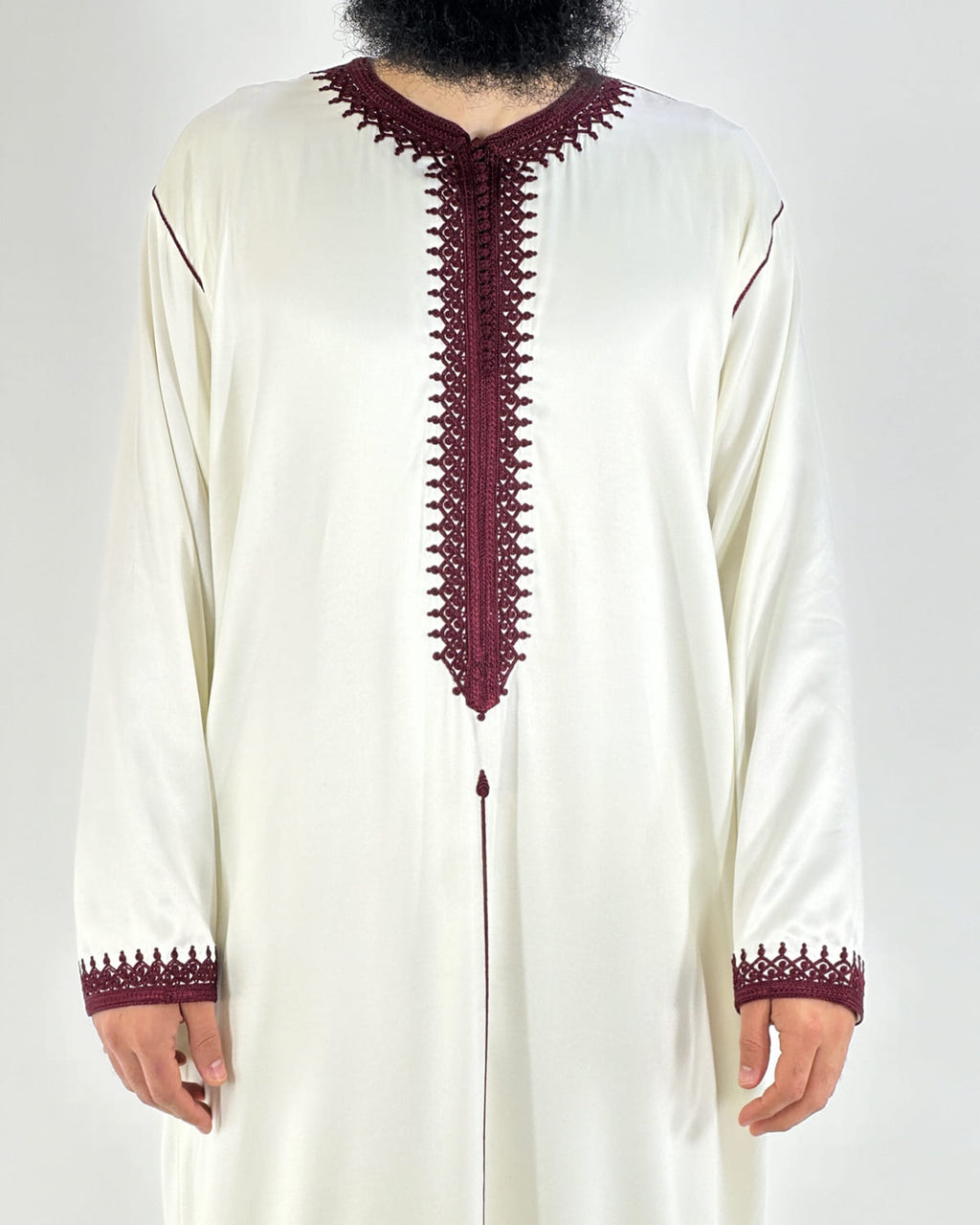 mannequin portant caftan homme matiere mlifa de couleur blanc-et-rouge avec un travail finition faite main vue face-rapprochee