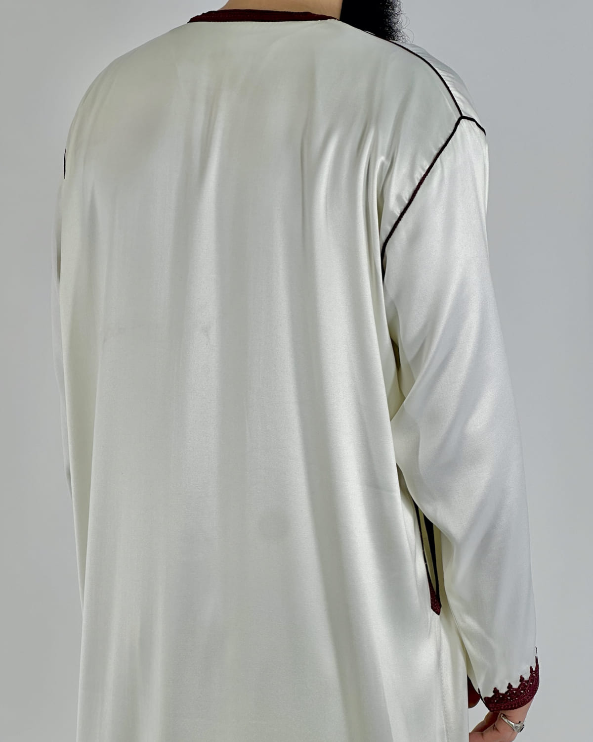 mannequin portant caftan homme matiere mlifa de couleur blanc-et-rouge avec un travail finition faite main vue dos