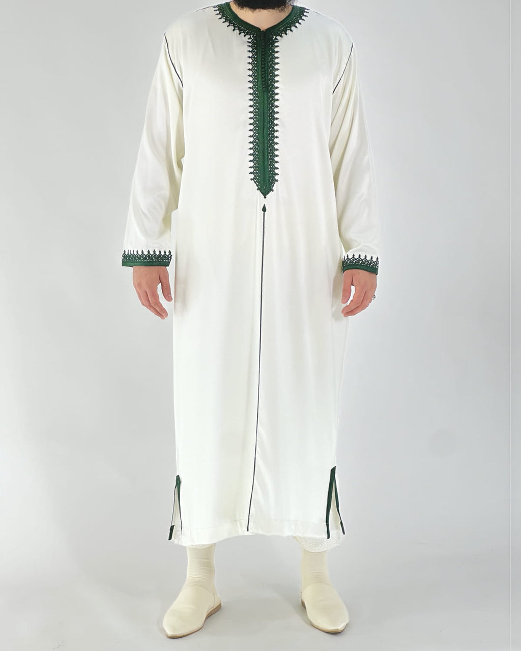 mannequin portant caftan homme matiere mlifa de couleur blanc-et-vert avec un travail finition faite main vue entiere