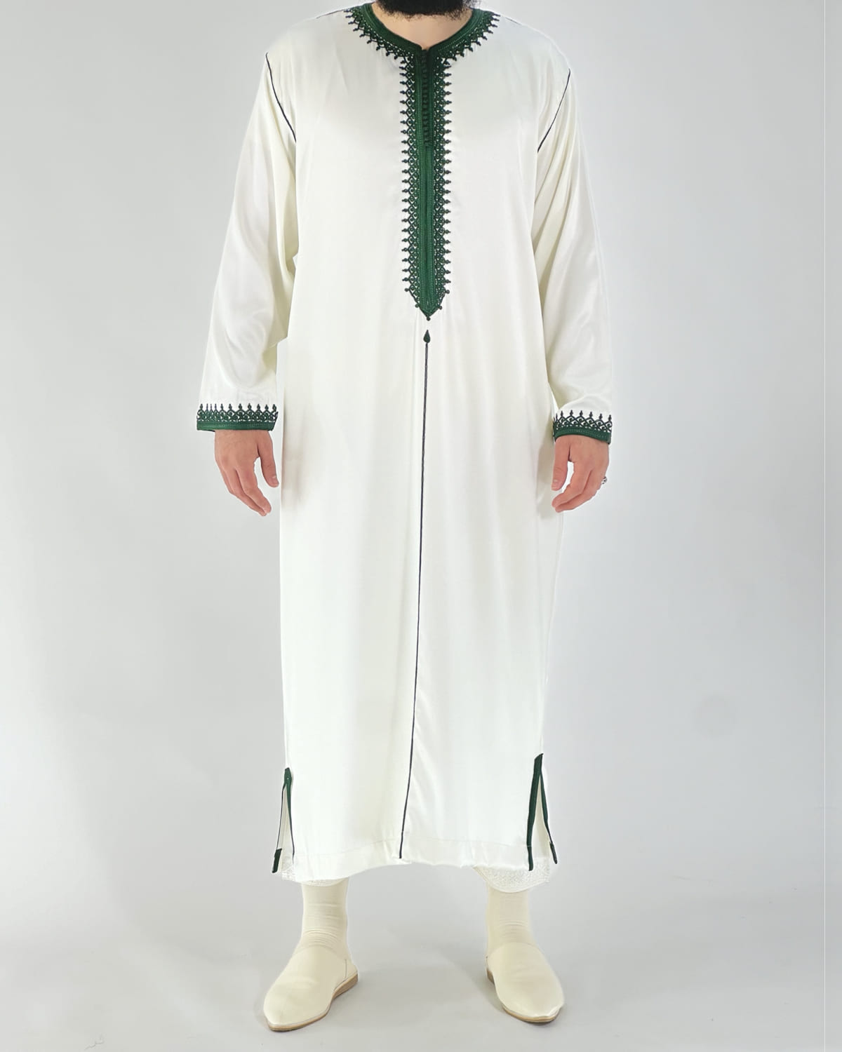 mannequin portant caftan homme matiere mlifa de couleur blanc-et-vert avec un travail finition faite main vue entiere