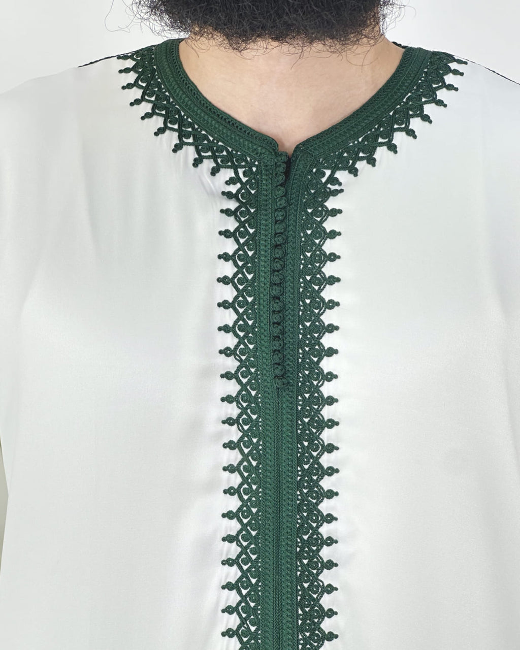 mannequin portant caftan homme matiere mlifa de couleur blanc-et-vert avec un travail finition faite main vue motifs