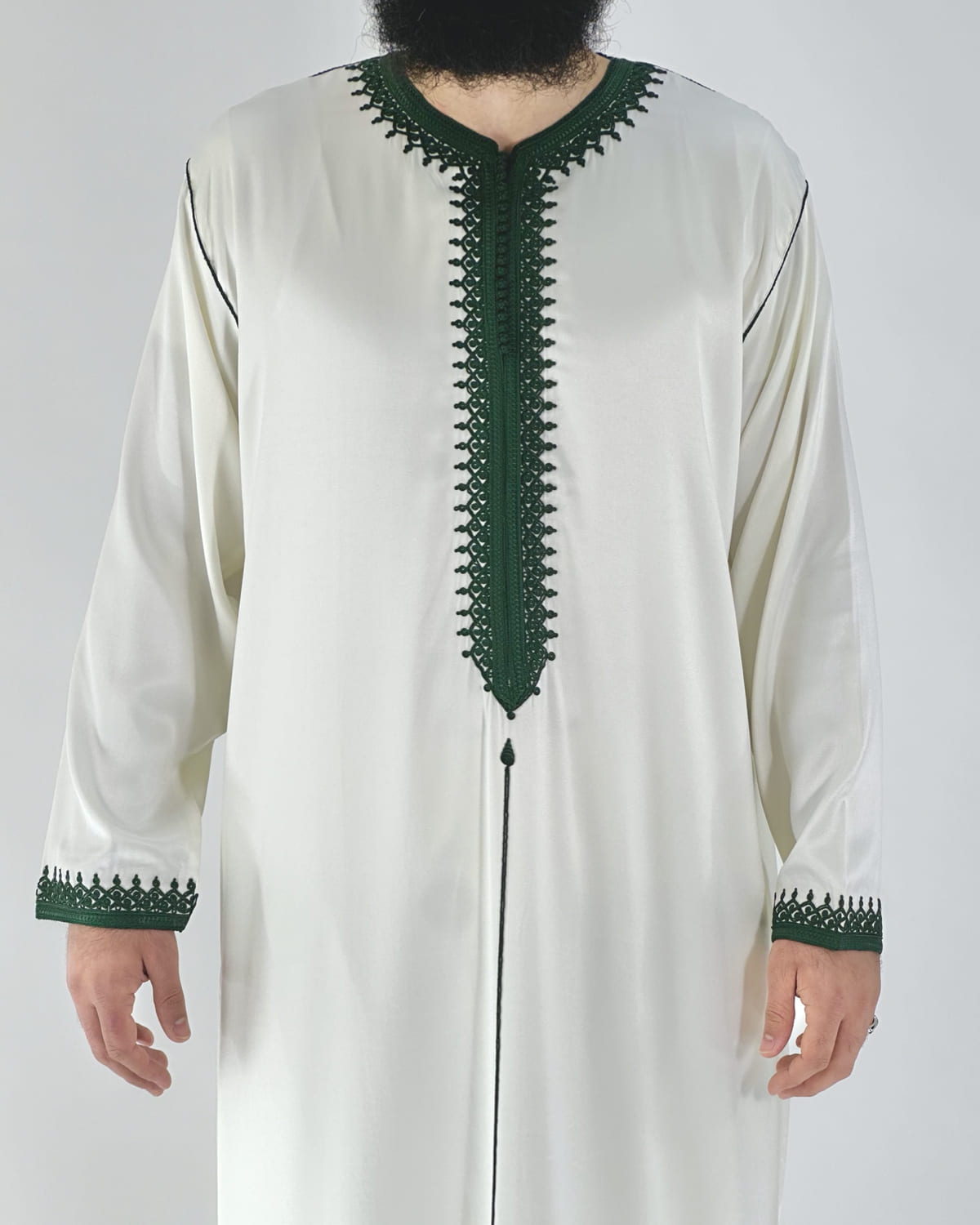 mannequin portant caftan homme matiere mlifa de couleur blanc-et-vert avec un travail finition faite main vue face-rapprochee