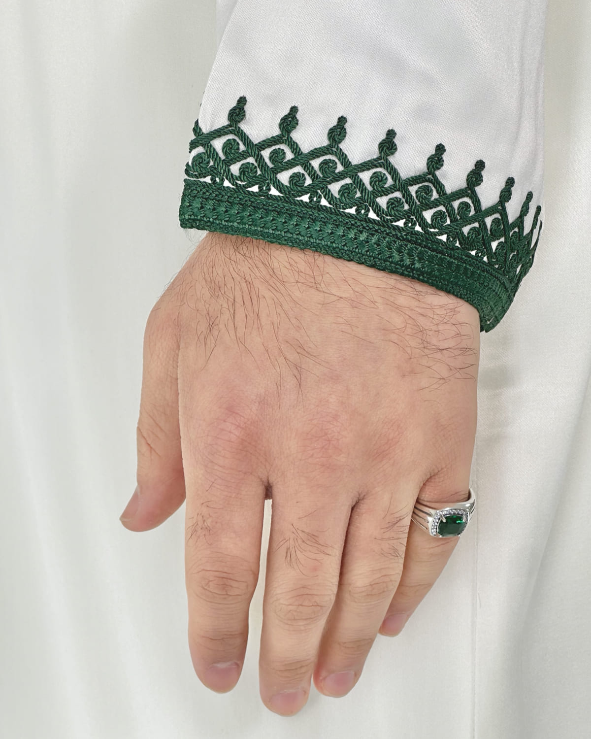 mannequin portant caftan homme matiere mlifa de couleur blanc-et-vert avec un travail finition faite main vue manche
