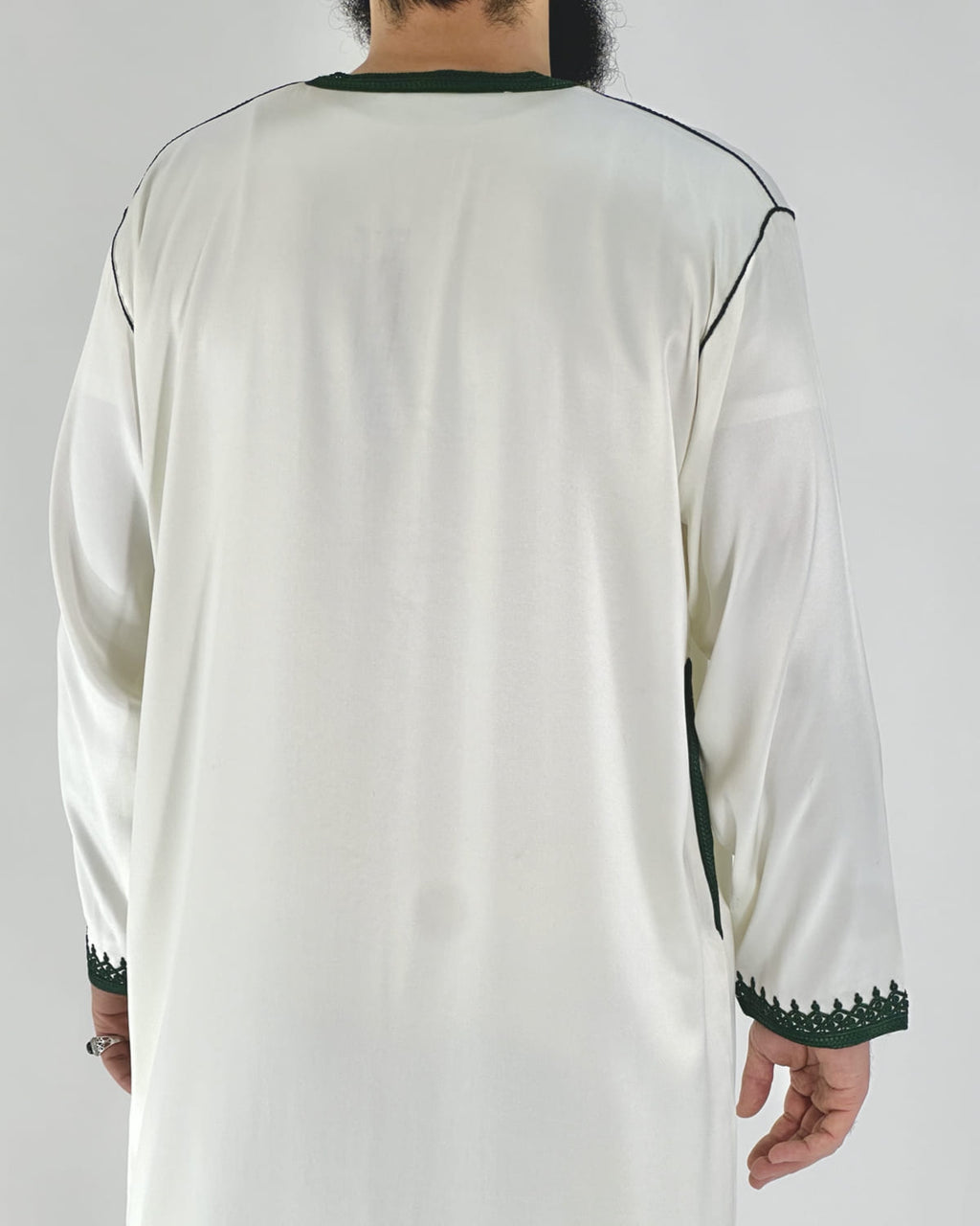 mannequin portant caftan homme matiere mlifa de couleur blanc-et-vert avec un travail finition faite main vue dos