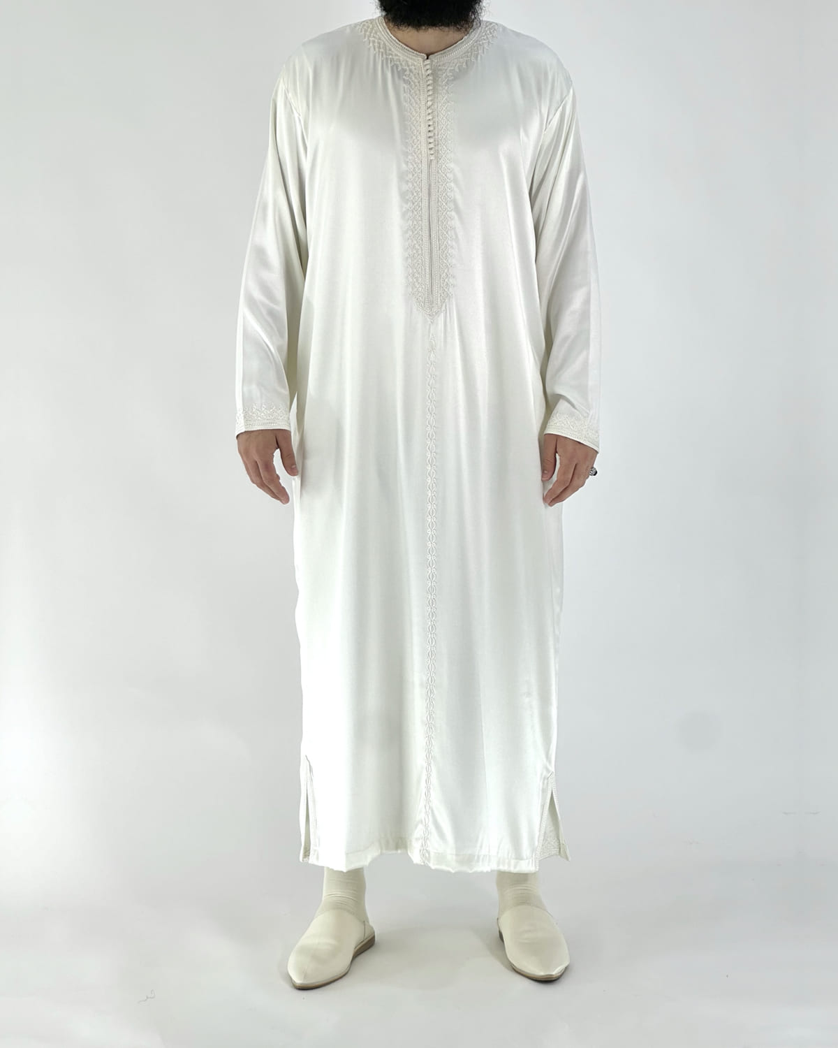 mannequin portant caftan homme matiere mlifa de couleur blanc avec un travail finition faite main vue entiere