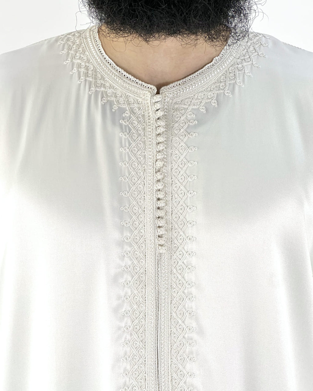 mannequin portant caftan homme matiere mlifa de couleur blanc avec un travail finition faite main vue motifs