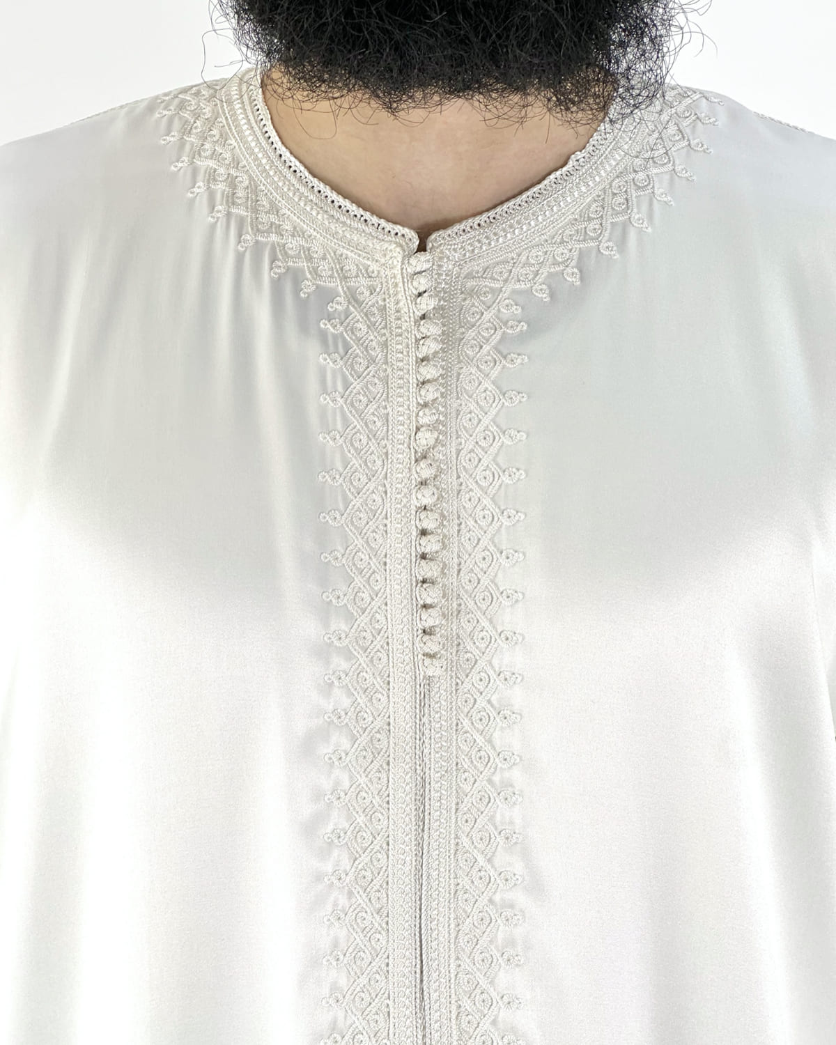mannequin portant caftan homme matiere mlifa de couleur blanc avec un travail finition faite main vue motifs