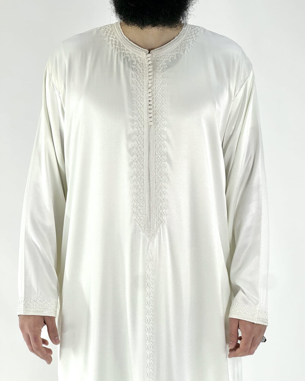 mannequin portant caftan homme matiere mlifa de couleur blanc avec un travail finition faite main vue face-rapprochee