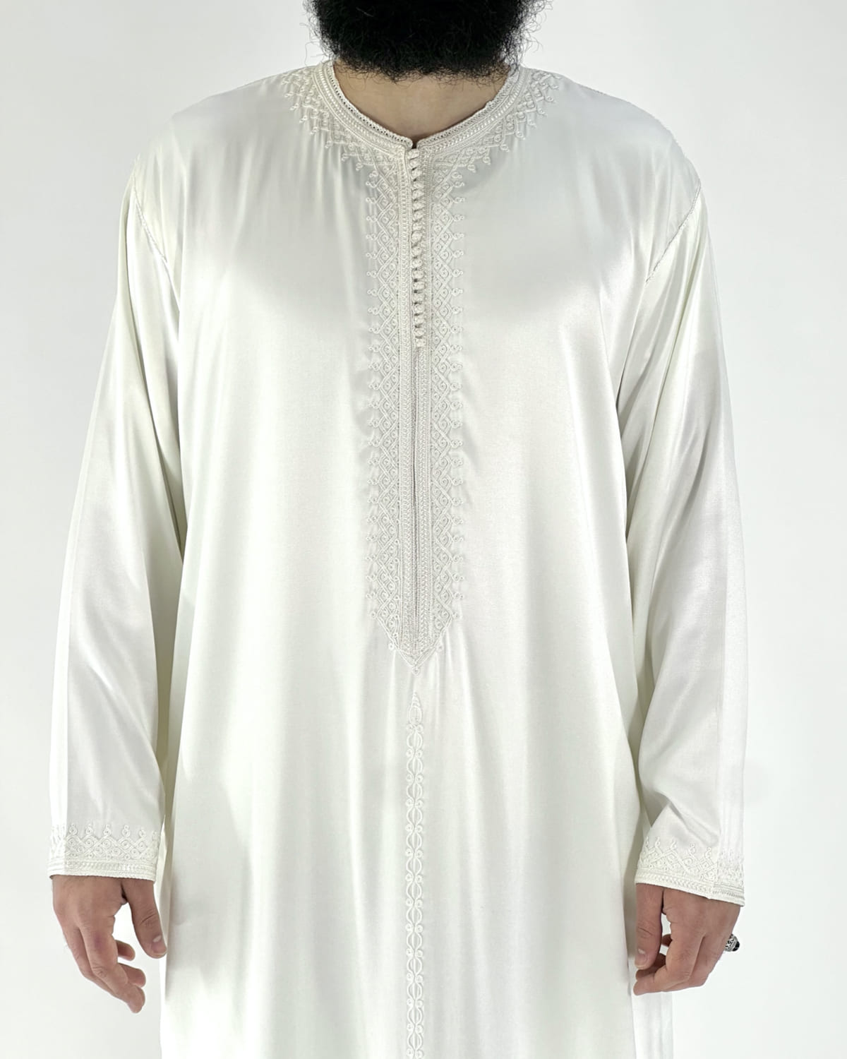 mannequin portant caftan homme matiere mlifa de couleur blanc avec un travail finition faite main vue face-rapprochee