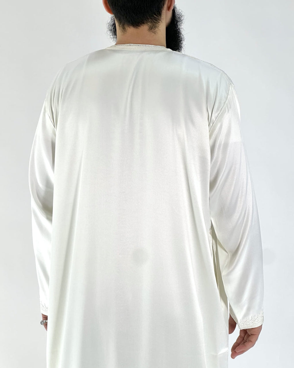 mannequin portant caftan homme matiere mlifa de couleur blanc avec un travail finition faite main vue dos