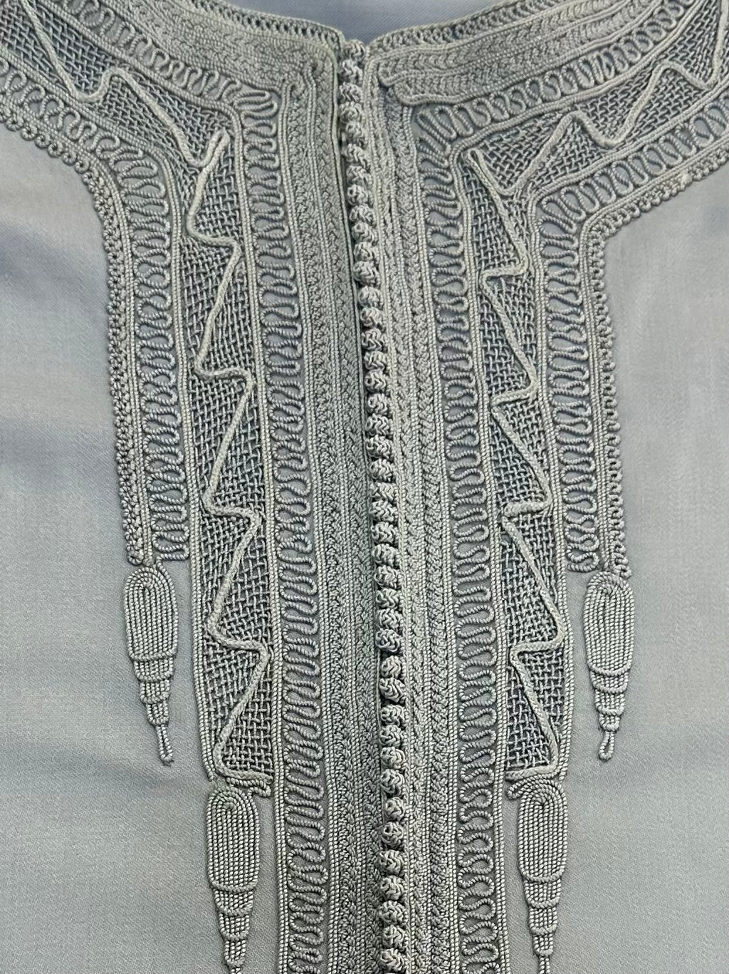 mannequin portant caftan homme matiere mlifa de couleur bleu-ciel avec un travail entierement fait main vue details-rapproches