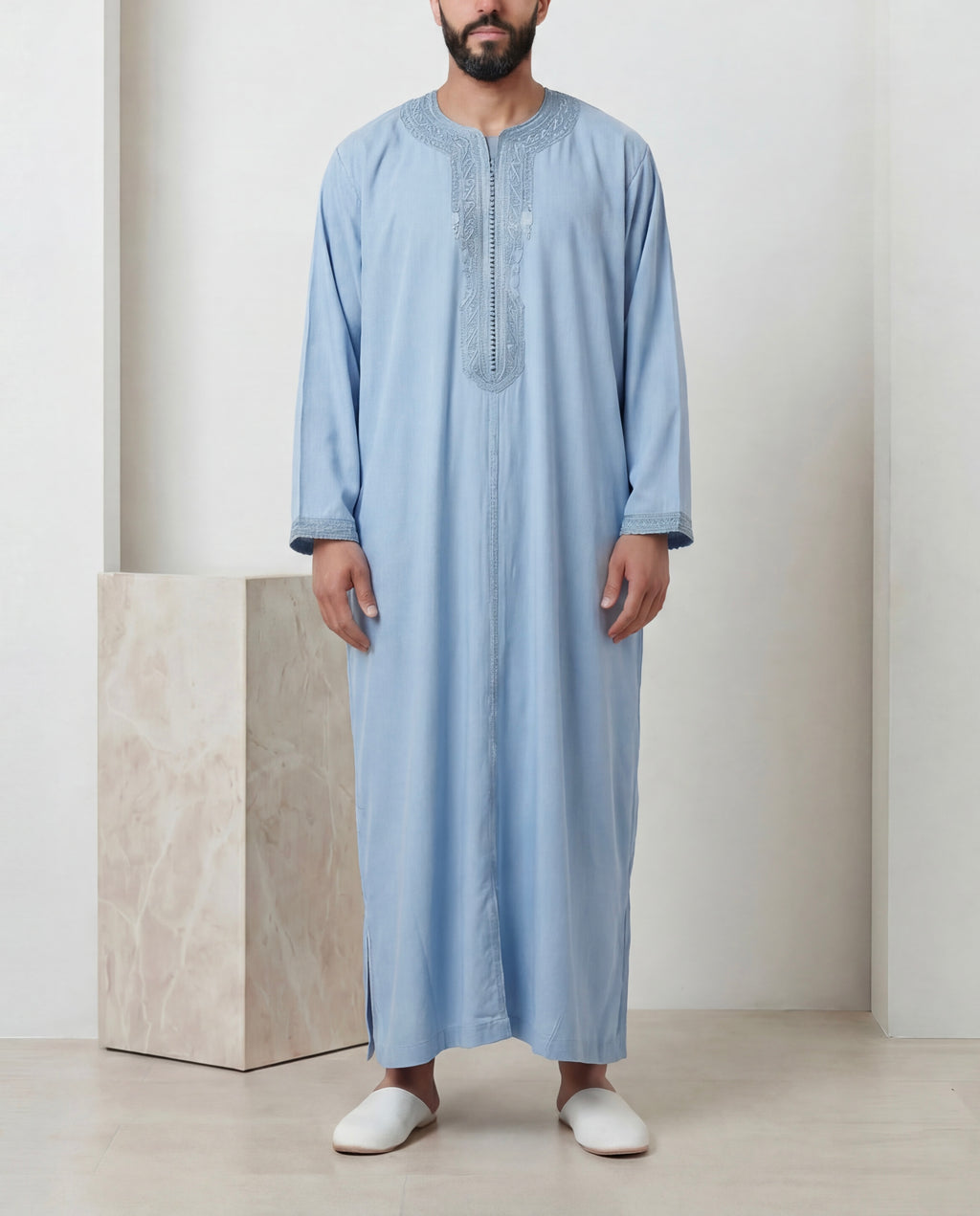 mannequin portant caftan homme matiere mlifa de couleur bleu-ciel avec un travail entierement fait main vue entiere