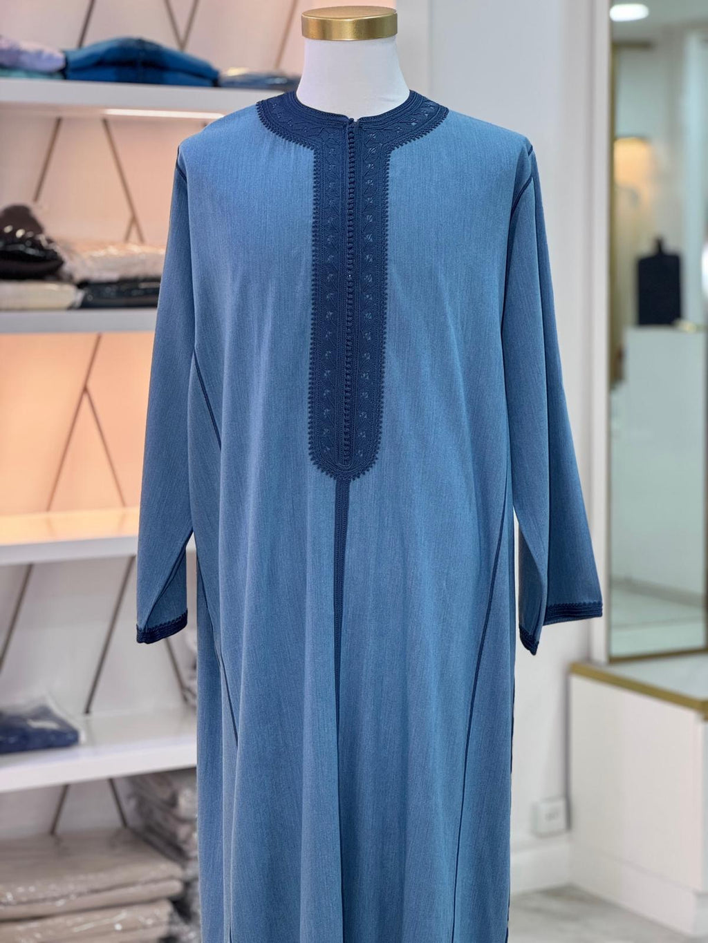 mannequin portant caftan homme matiere mlifa de couleur bleu avec un travail entierement fait main vue face-rapprochee