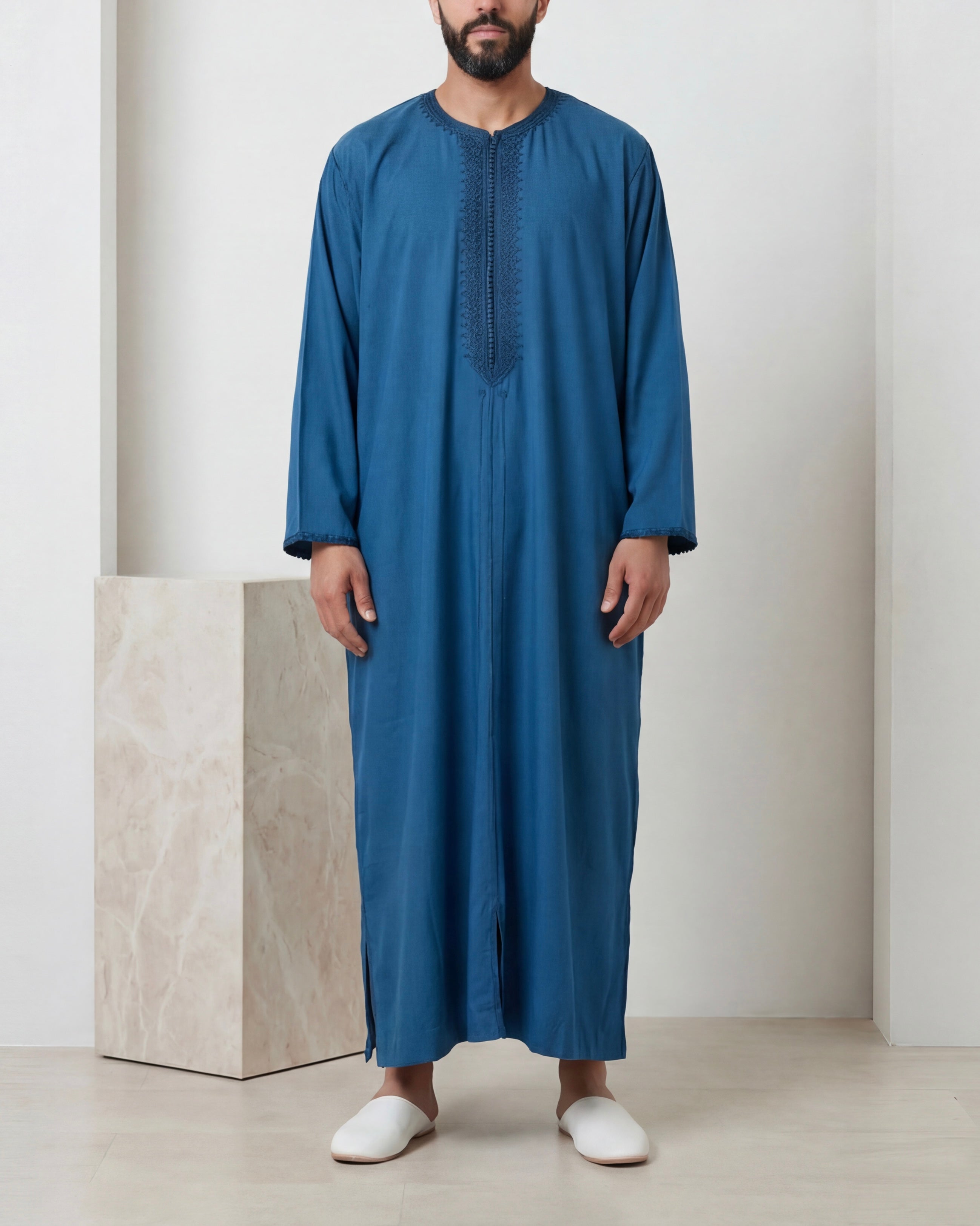 mannequin portant caftan homme matiere mlifa de couleur bleu avec un travail entierement fait main vue entiere