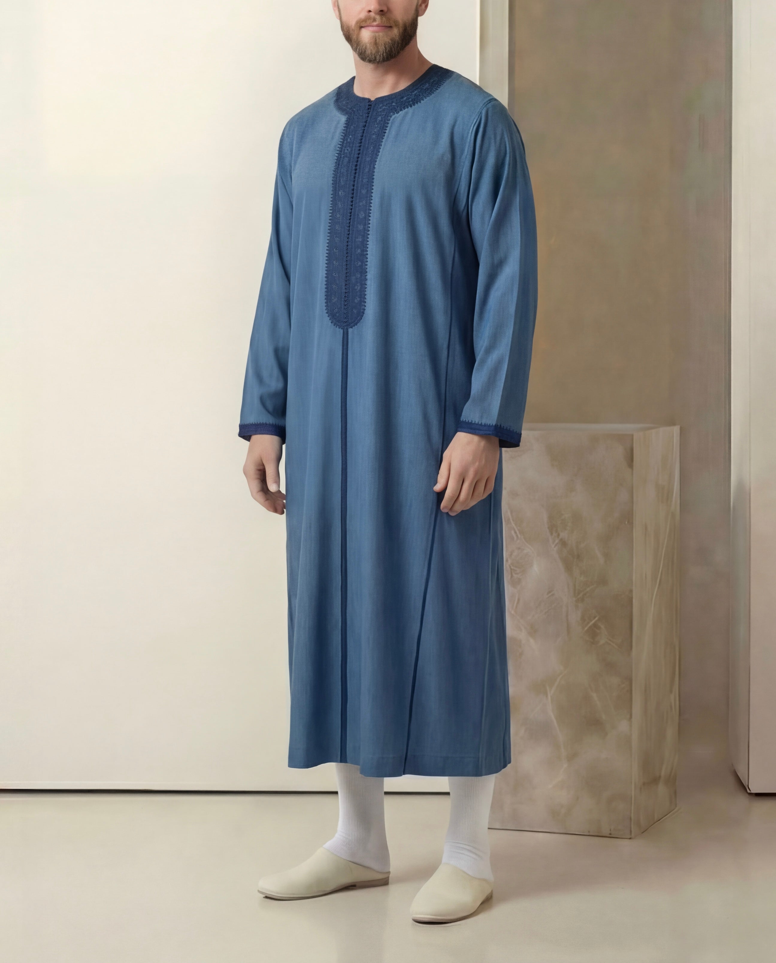 mannequin portant caftan homme matiere mlifa de couleur bleu avec un travail entierement fait main vue entiere