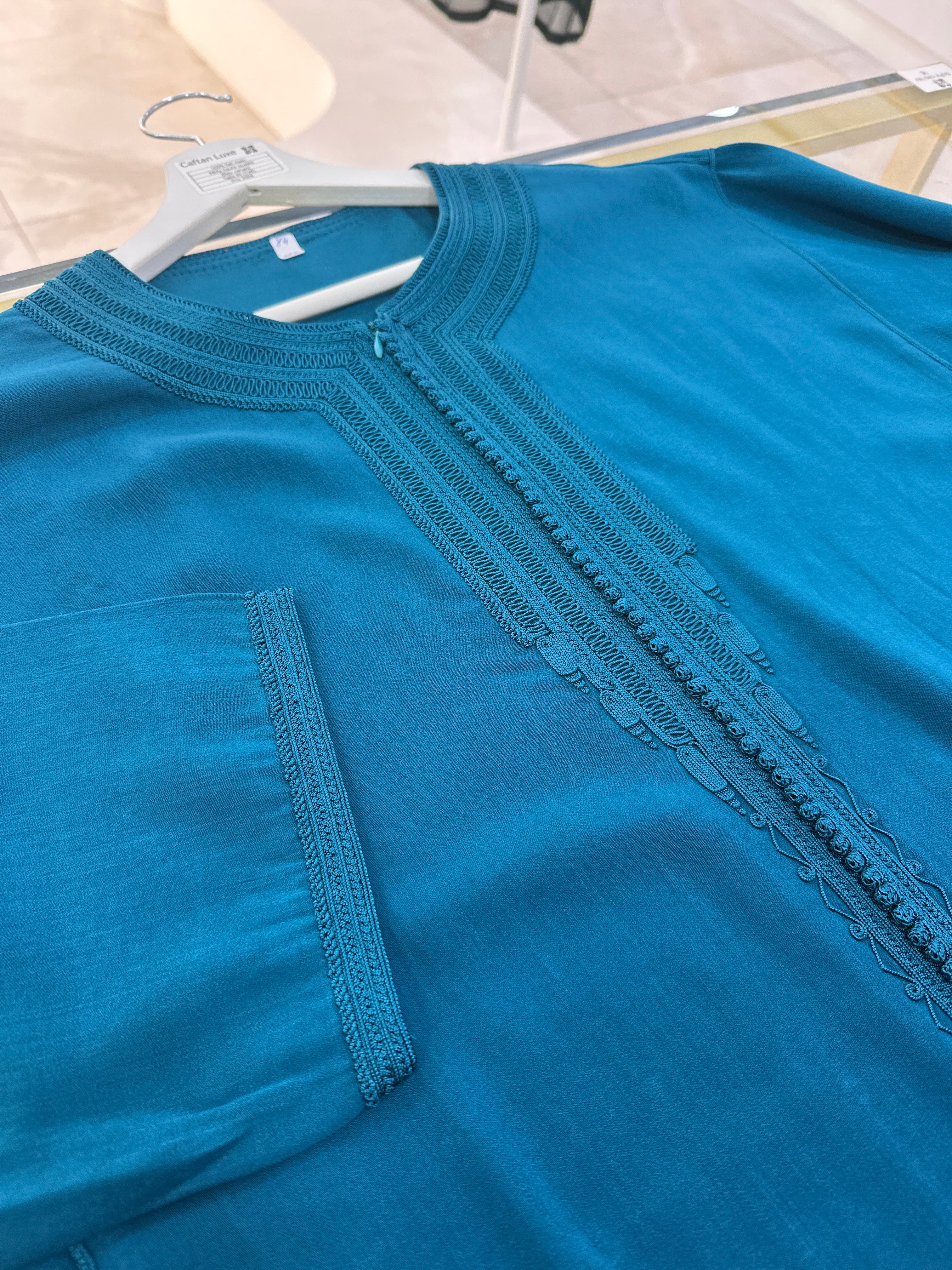 mannequin portant caftan homme matiere mlifa de couleur bleu avec un travail entierement fait main vue motifs