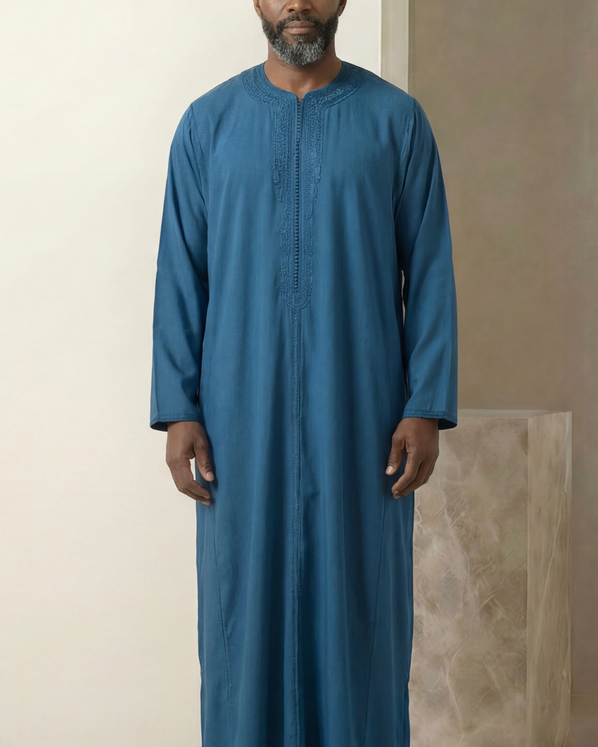mannequin portant caftan homme matiere mlifa de couleur bleu avec un travail entierement fait main vue face-rapprochee