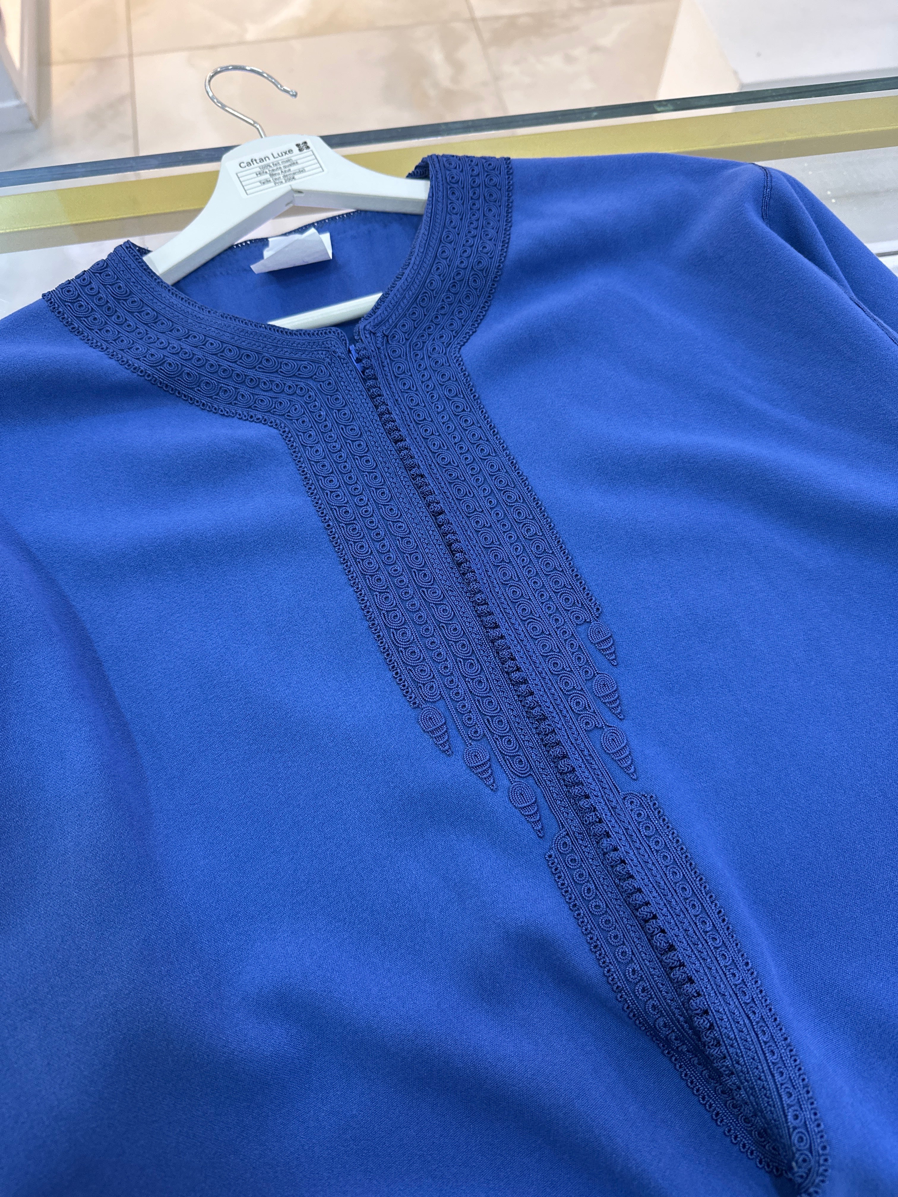mannequin portant caftan homme matiere mlifa de couleur bleu avec un travail entierement fait main vue motifs