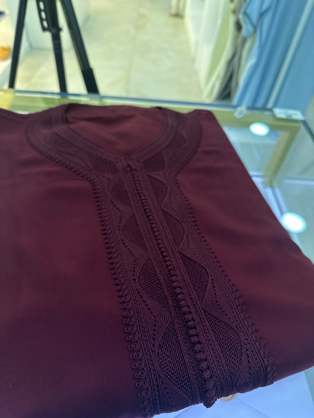 mannequin portant caftan homme matiere mlifa de couleur bordeaux avec un travail entierement fait main vue entiere