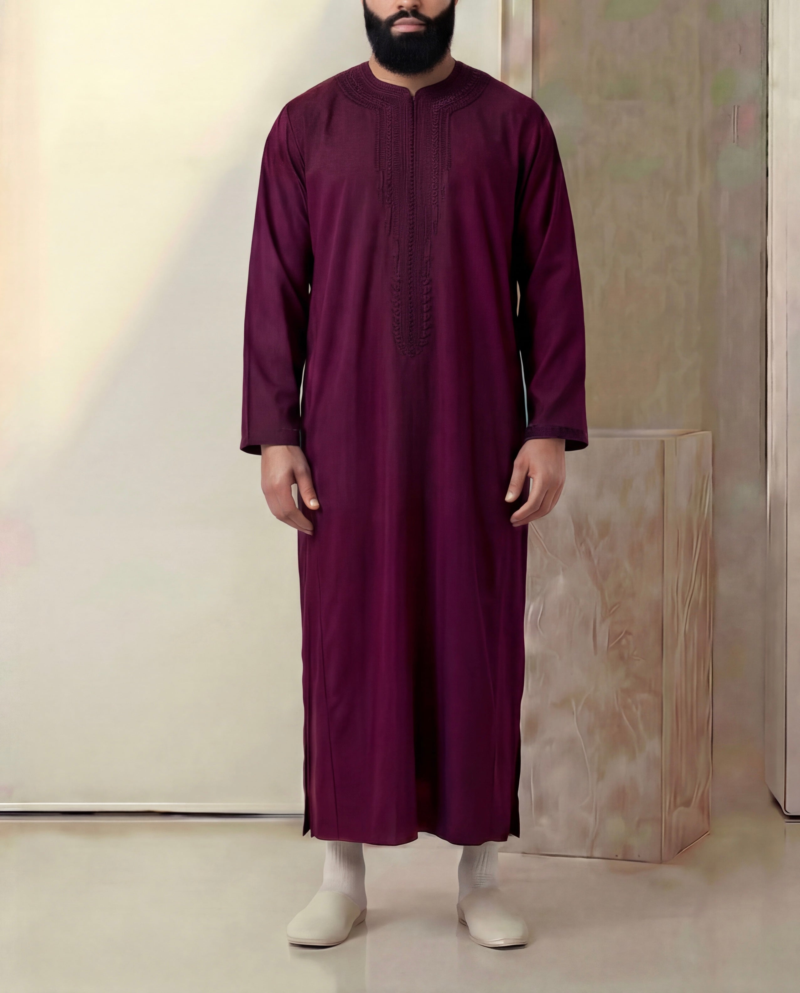 mannequin portant caftan homme matiere mlifa de couleur bordeaux avec un travail entierement fait main vue entiere