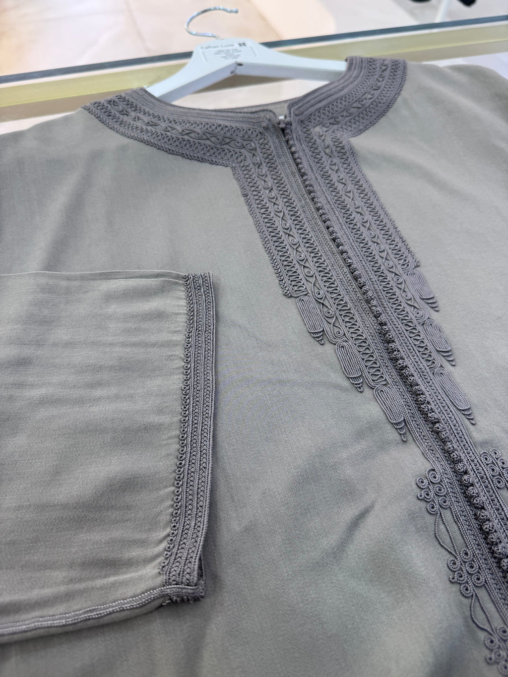 mannequin portant caftan homme matiere mlifa de couleur gris avec un travail entierement fait main vue motifs