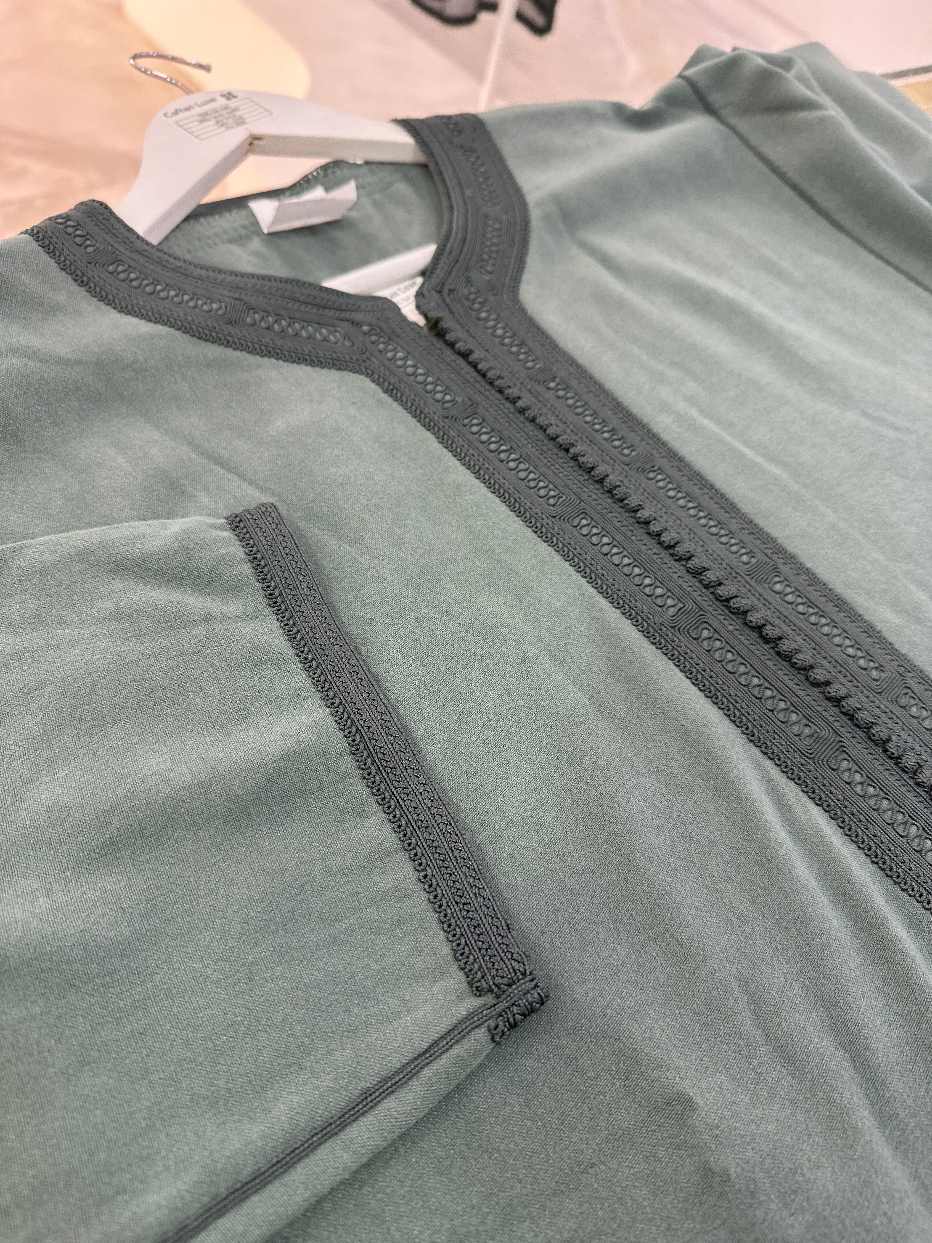 mannequin portant caftan homme matiere mlifa de couleur gris avec un travail finition faite main vue motifs