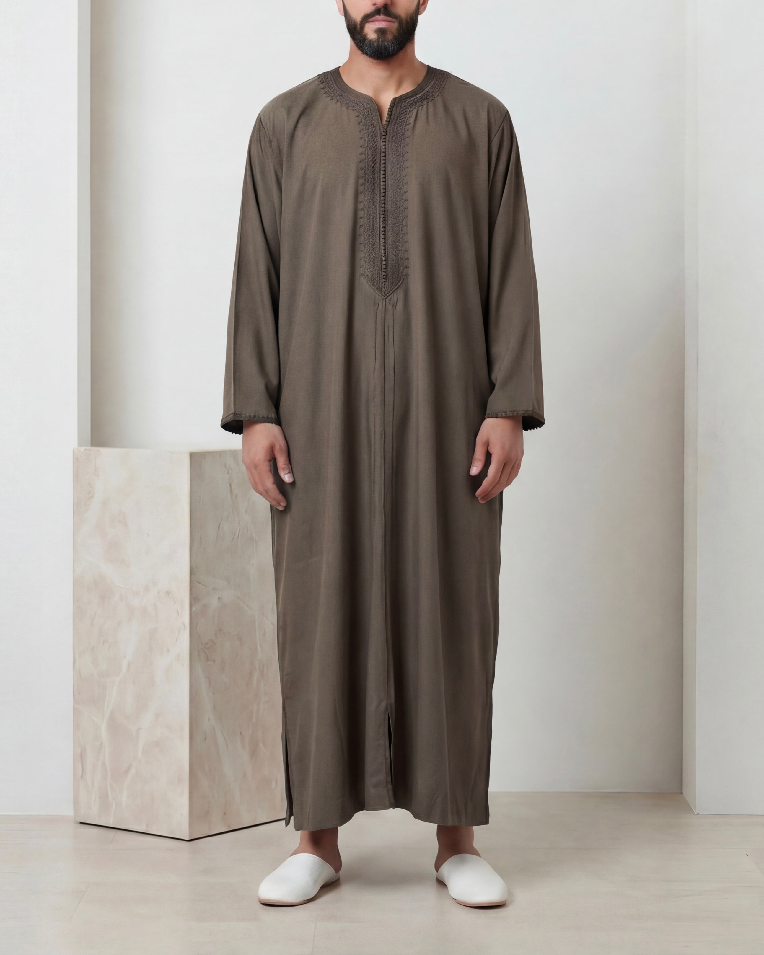 mannequin portant caftan homme matiere mlifa de couleur marron avec un travail entierement fait main vue details-rapproches
