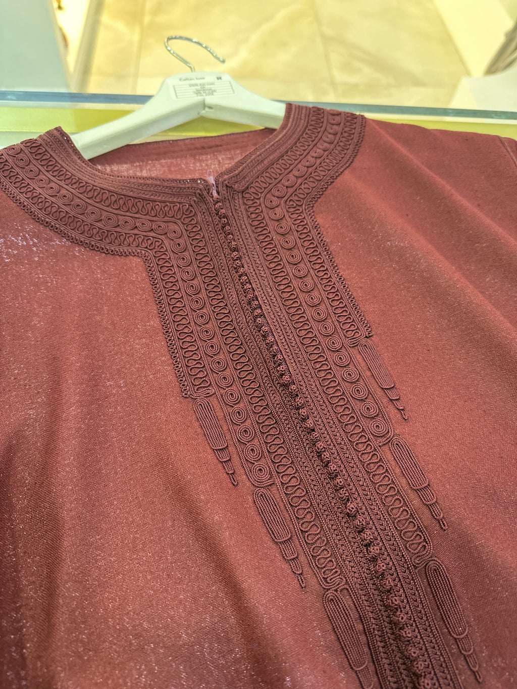 mannequin portant caftan homme matiere mlifa de couleur orange-sanguine avec un travail entierement fait main vue motifs