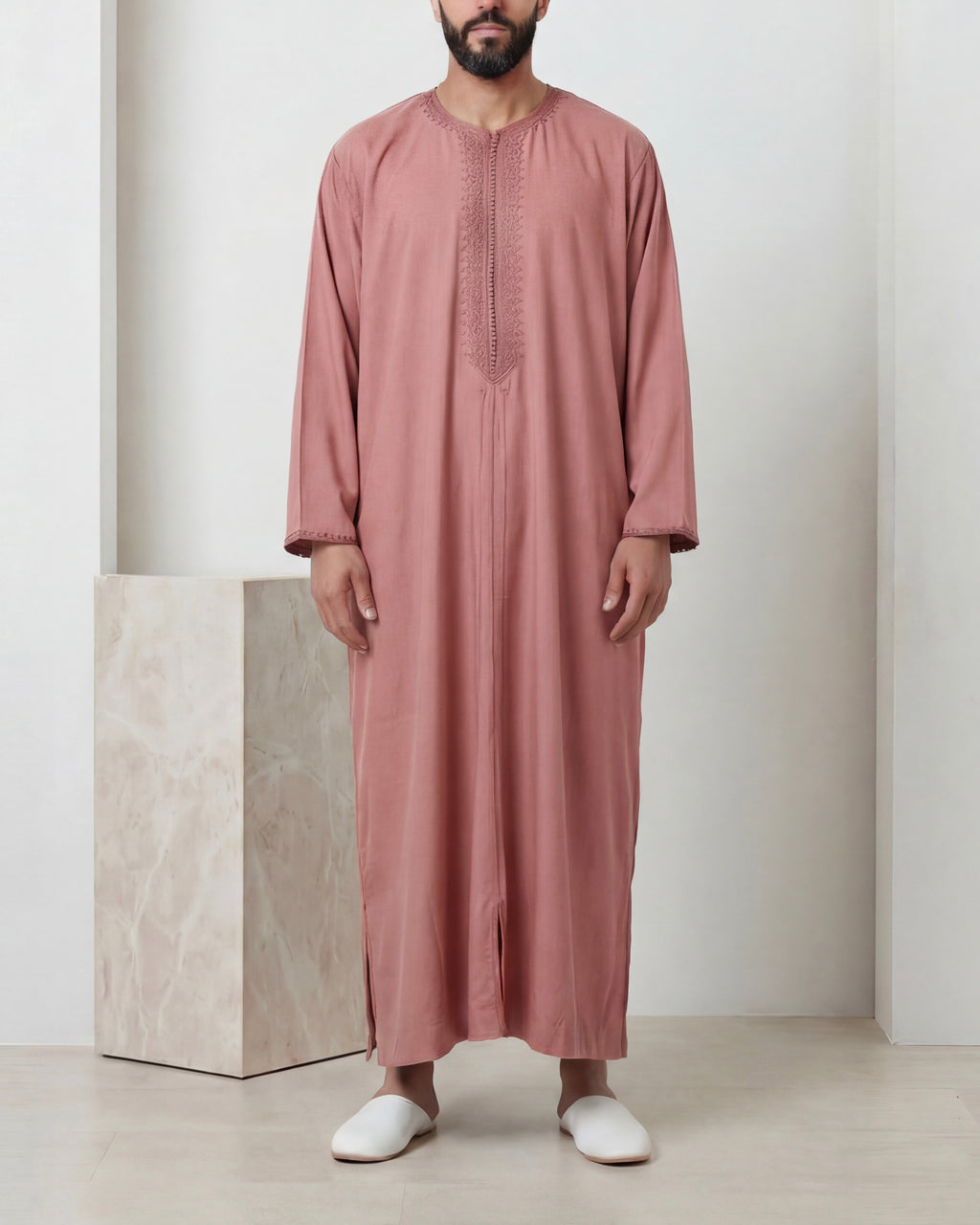 mannequin portant caftan homme matiere mlifa de couleur parme avec un travail entierement fait main vue entiere