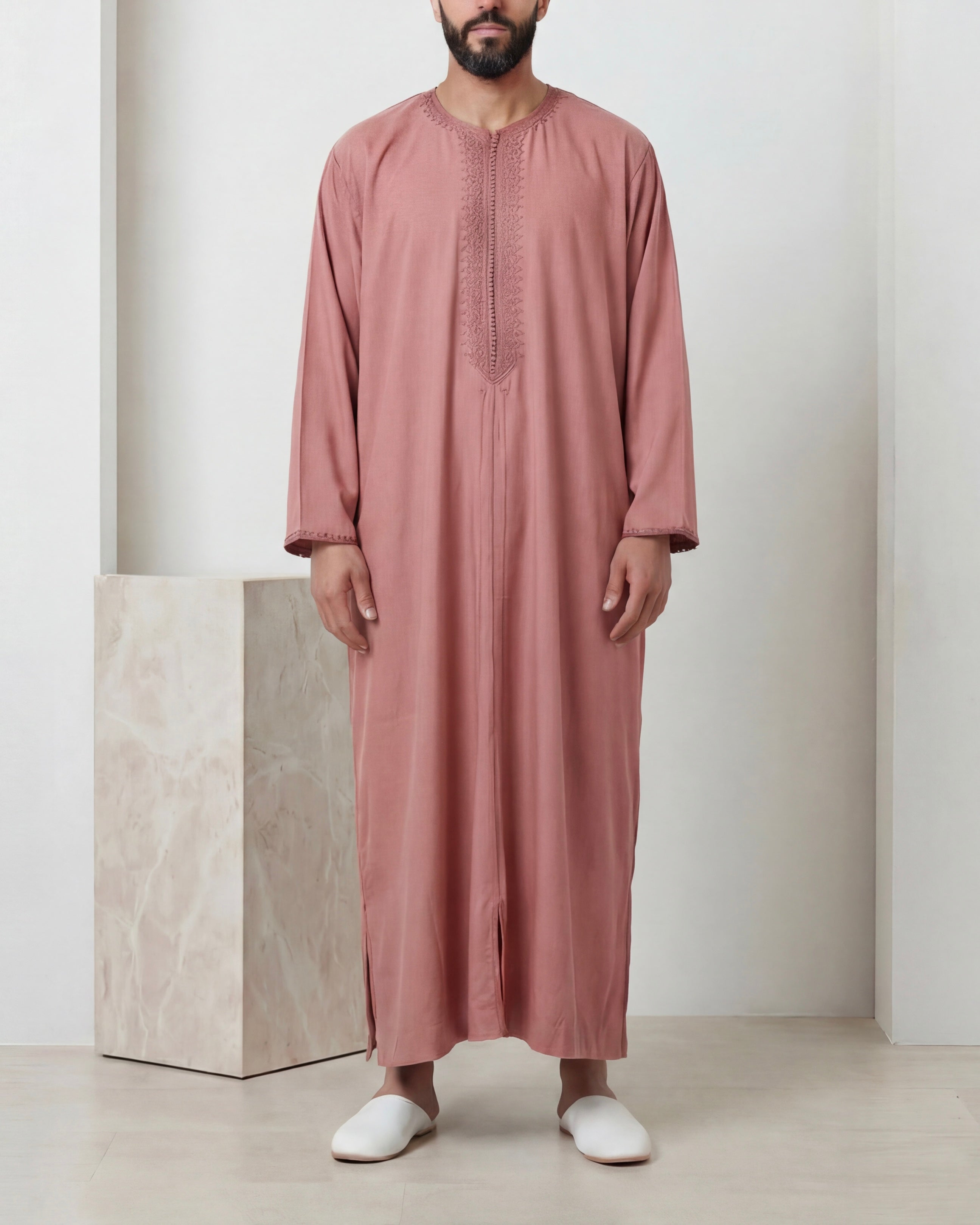 mannequin portant caftan homme matiere mlifa de couleur parme avec un travail entierement fait main vue entiere
