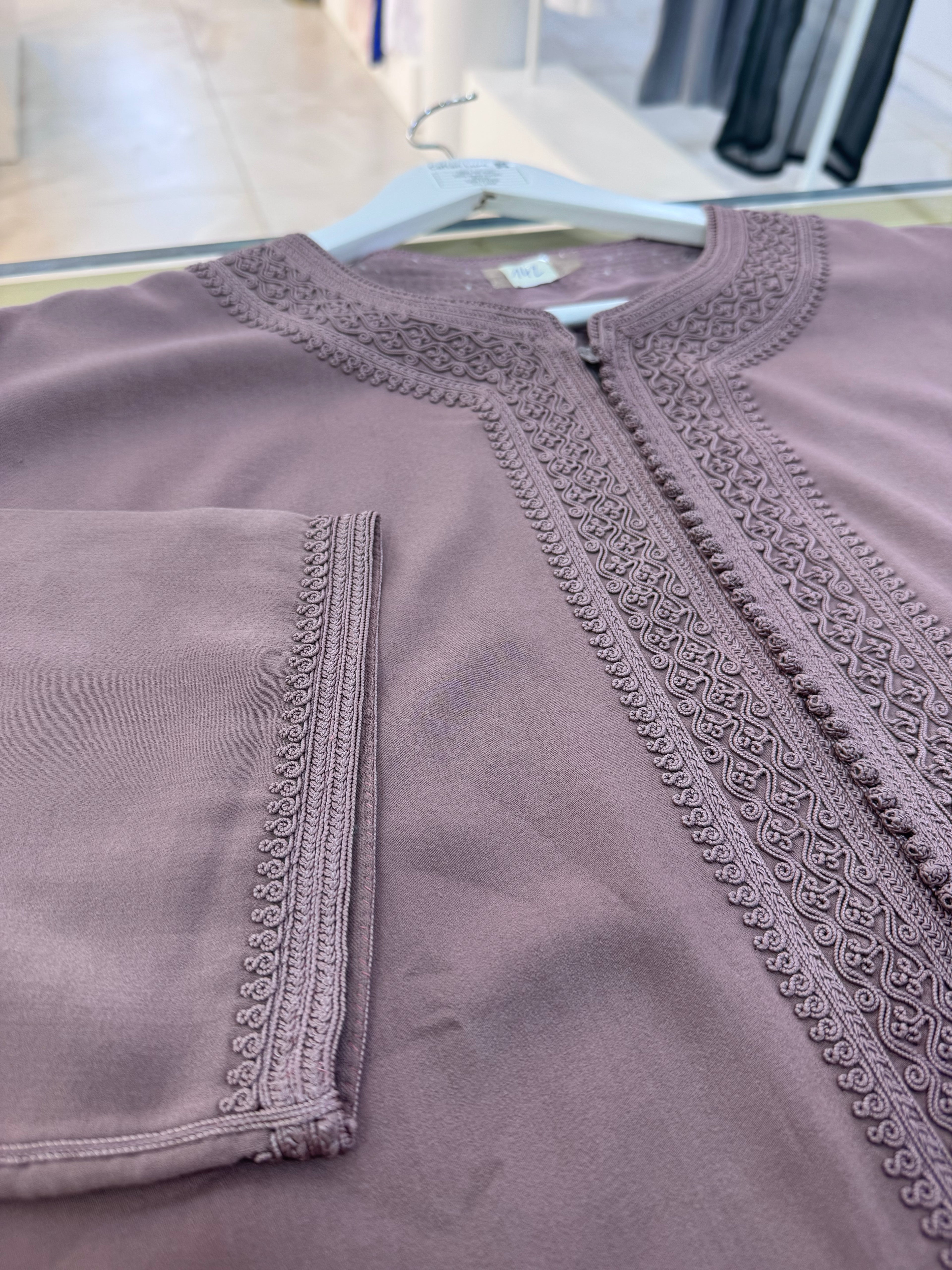 mannequin portant caftan homme matiere mlifa de couleur parme avec un travail entierement fait main vue motifs