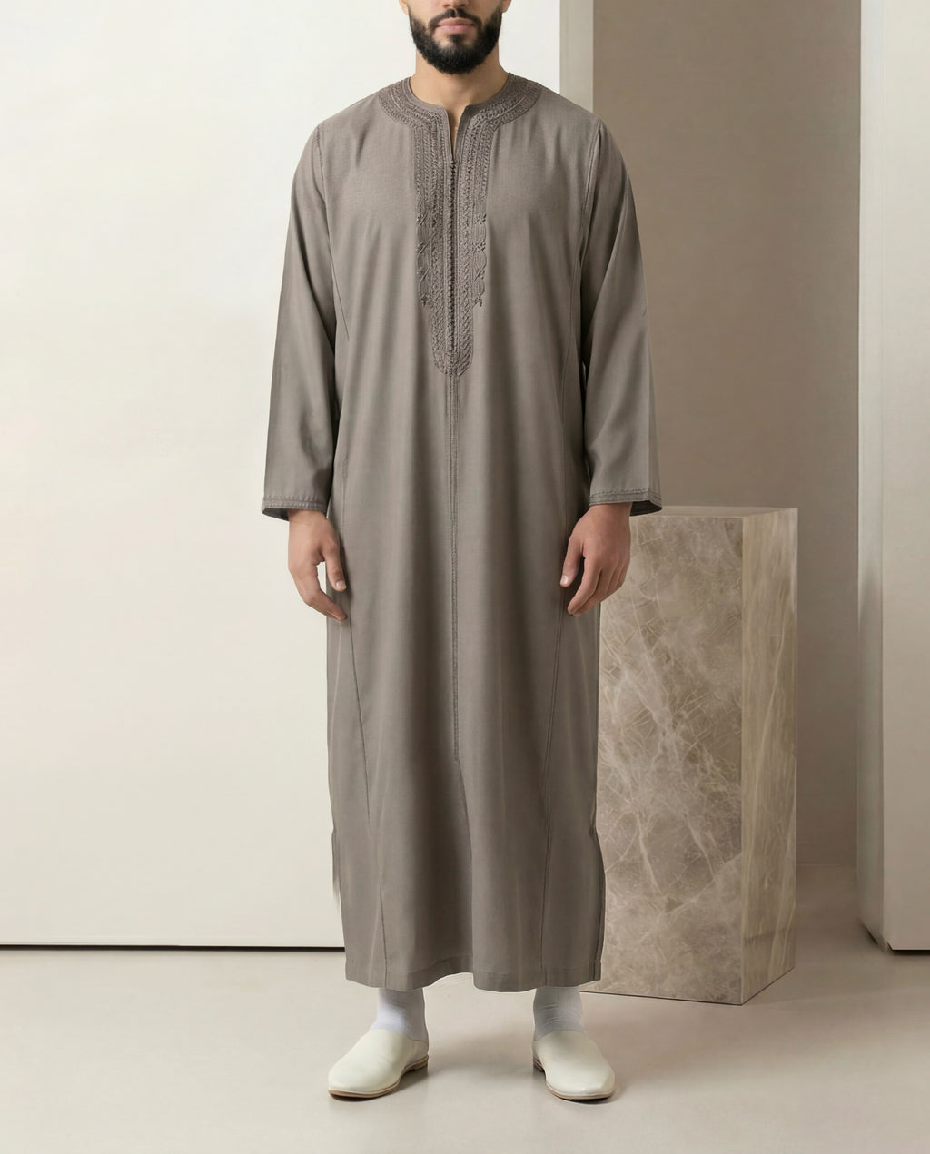 mannequin portant caftan homme matiere mlifa de couleur taupe avec un travail entierement fait main vue entiere