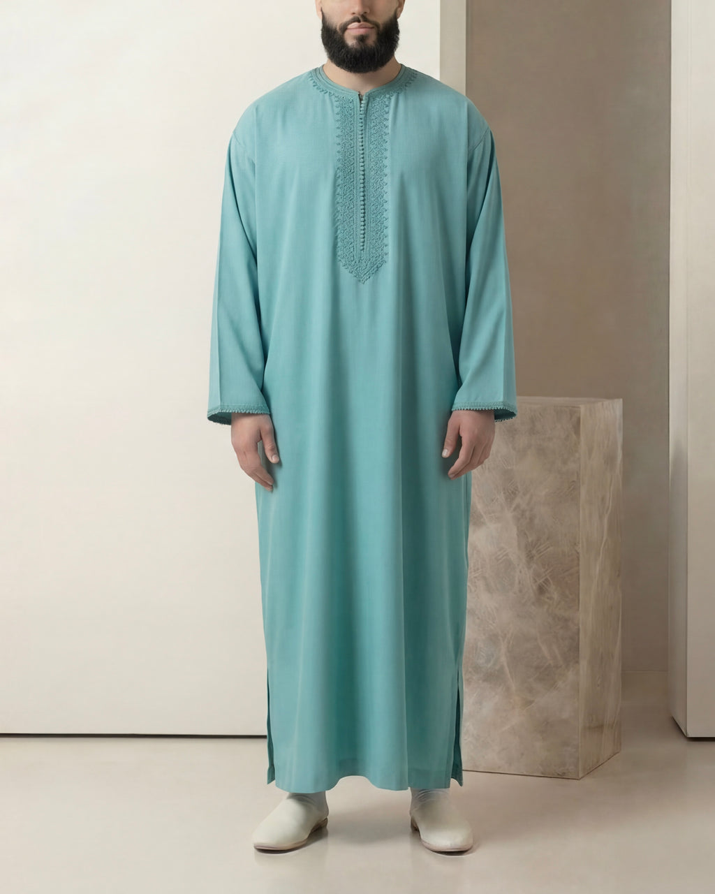 mannequin portant caftan homme matiere mlifa de couleur turquoise avec un travail entierement fait main vue entiere