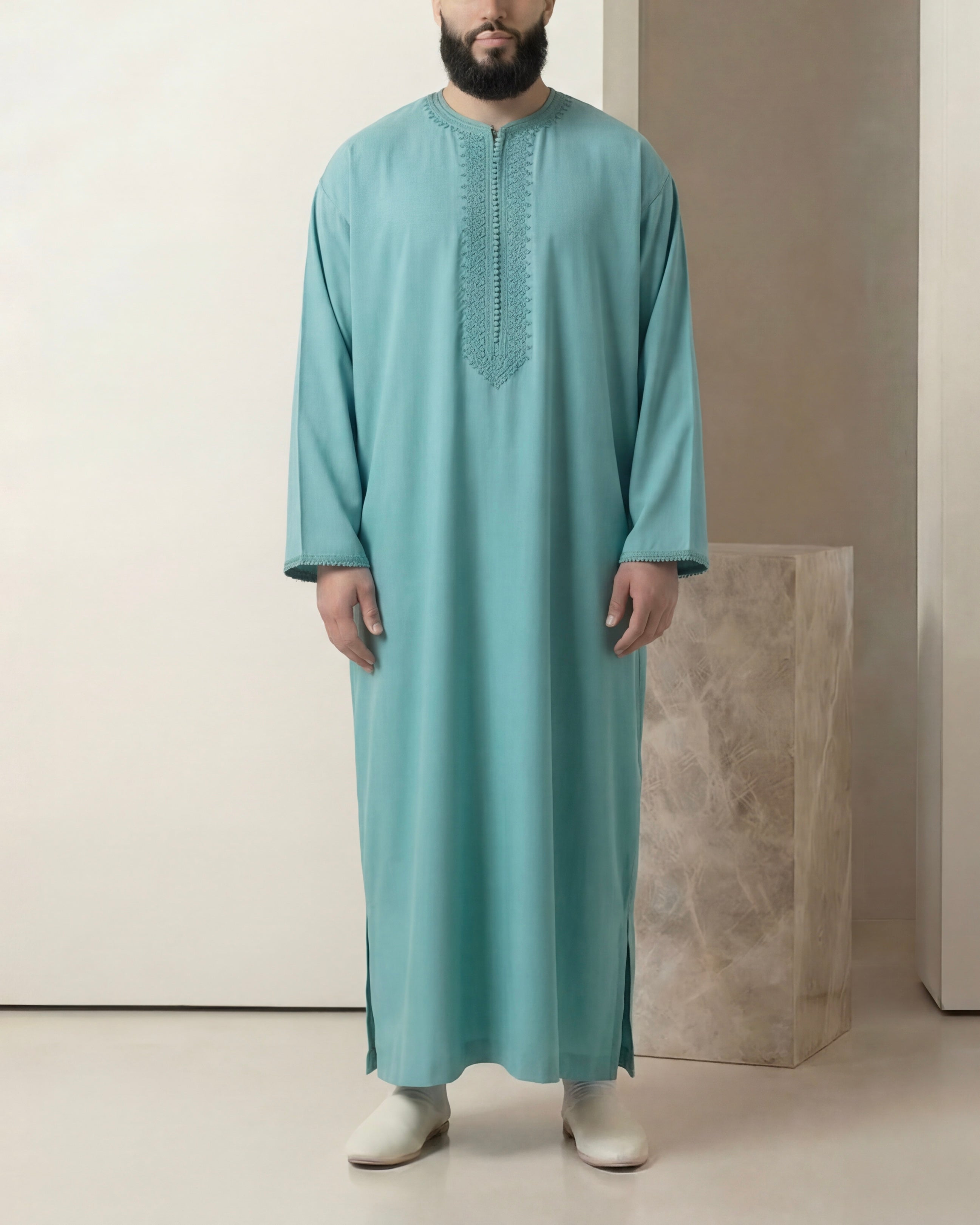 mannequin portant caftan homme matiere mlifa de couleur turquoise avec un travail entierement fait main vue entiere