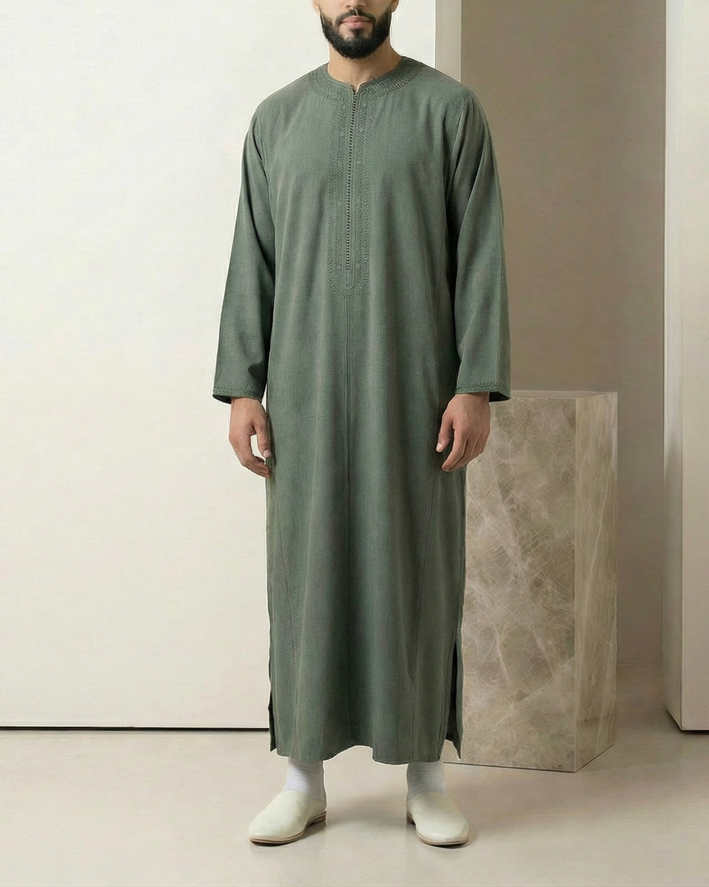 mannequin portant caftan homme matiere mlifa de couleur vert avec un travail entierement fait main vue entiere