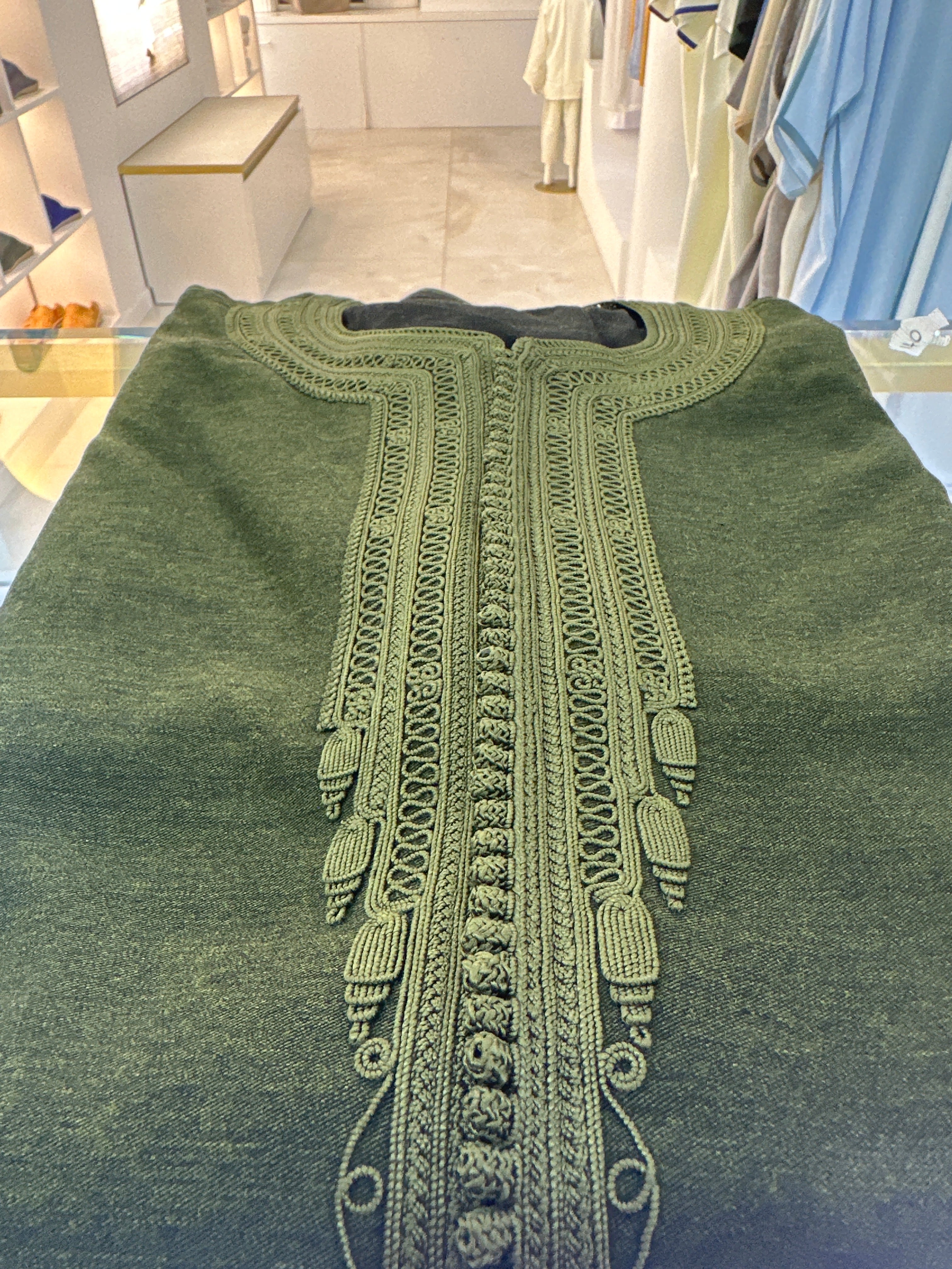 mannequin portant caftan homme matiere mlifa de couleur vert avec un travail entierement fait main vue motifs