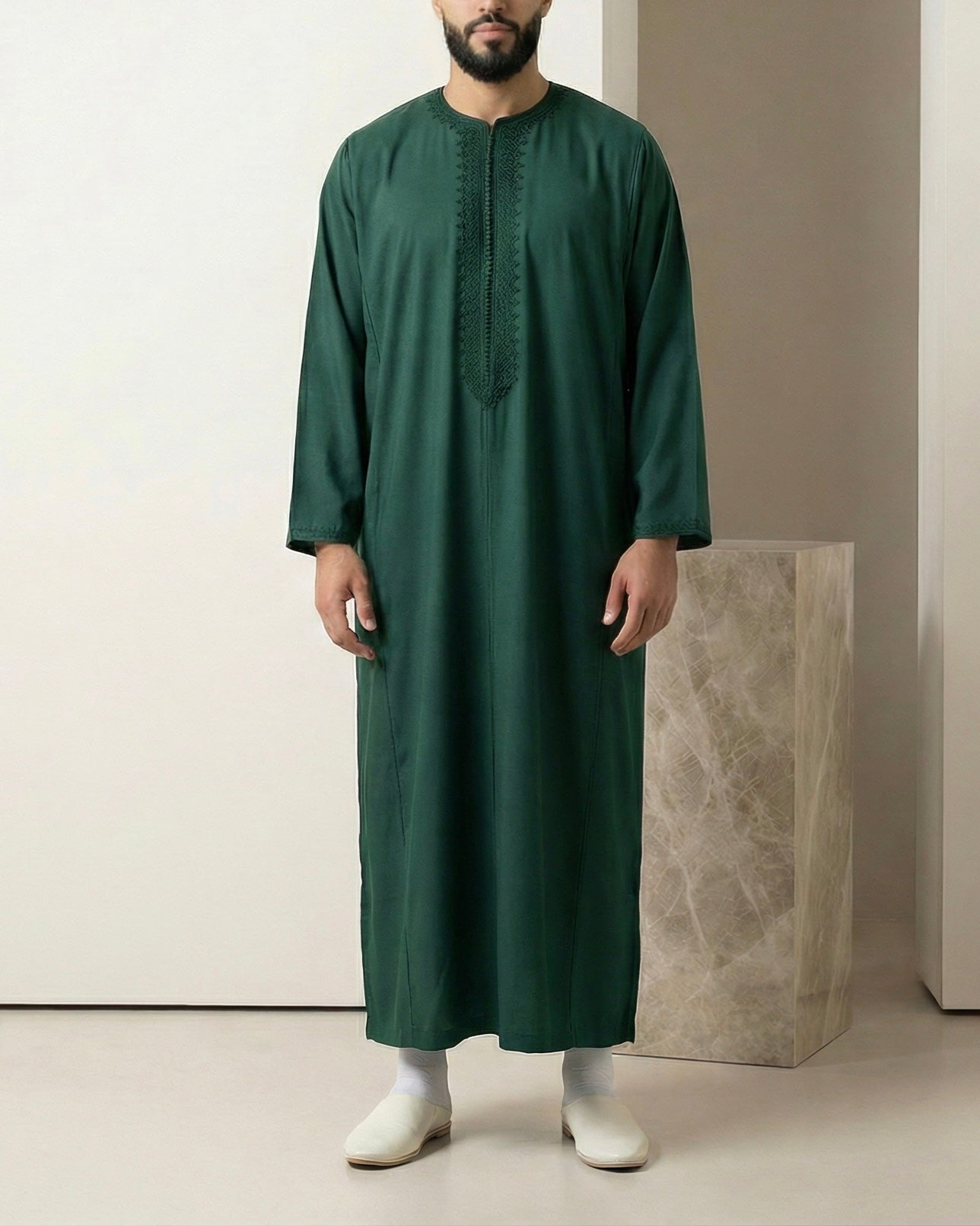 mannequin portant caftan homme matiere mlifa de couleur vert avec un travail entierement fait main vue entiere