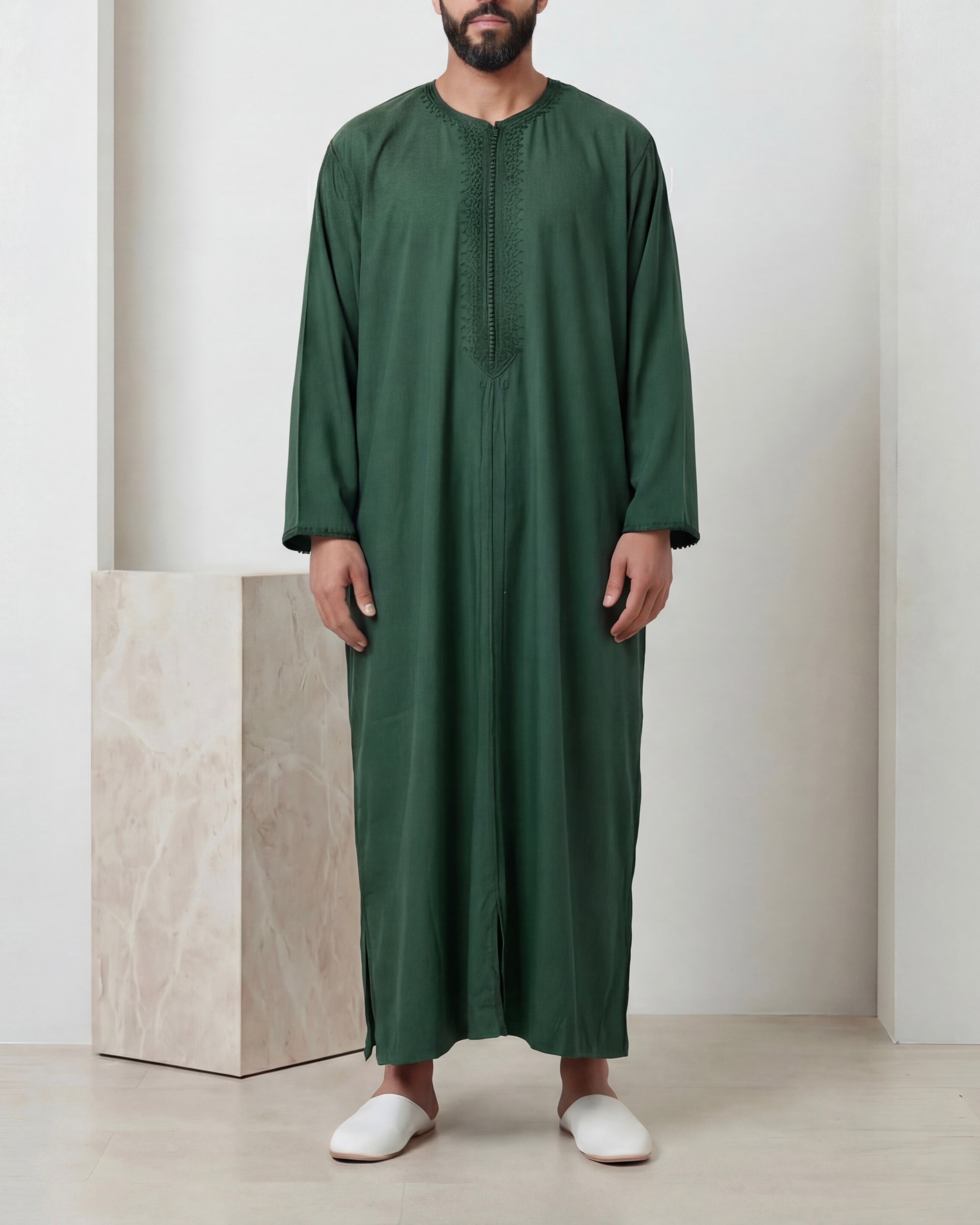 mannequin portant caftan homme matiere mlifa de couleur vert avec un travail entierement fait main vue entiere